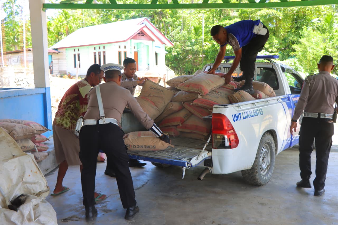 Melalui Jumat Berkah Dan Polantas Menyapa, Satuan Lalu Lintas Polres Waropen Salurkan 50 Sak Semen Untuk Masjid Al Mustaqim SP V.