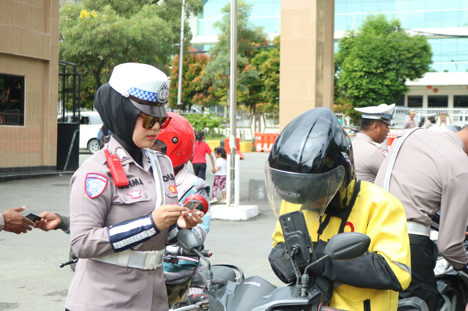 Operasi Keselamatan Cartenz 2026 Hari ke-14, Polda Papua Ajak Masyarakat Utamakan Keselamatan di Jalan Raya