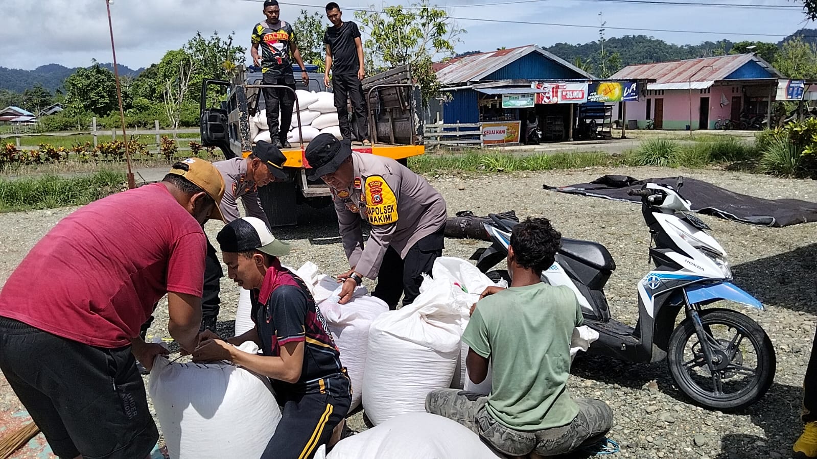 Polsek Makimi Dampingi Penjualan 7 Ton Jagung Kering Ke Mitra Bulog Dan Serahkan Bibit Kepada Petani