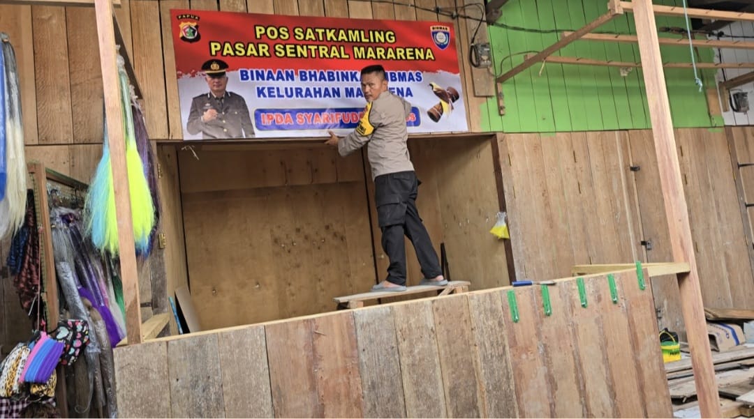 Bhabin Kelurahan Mararena Bangun Pos Satkamling Pasar Mararena Bersama Warga Binaan