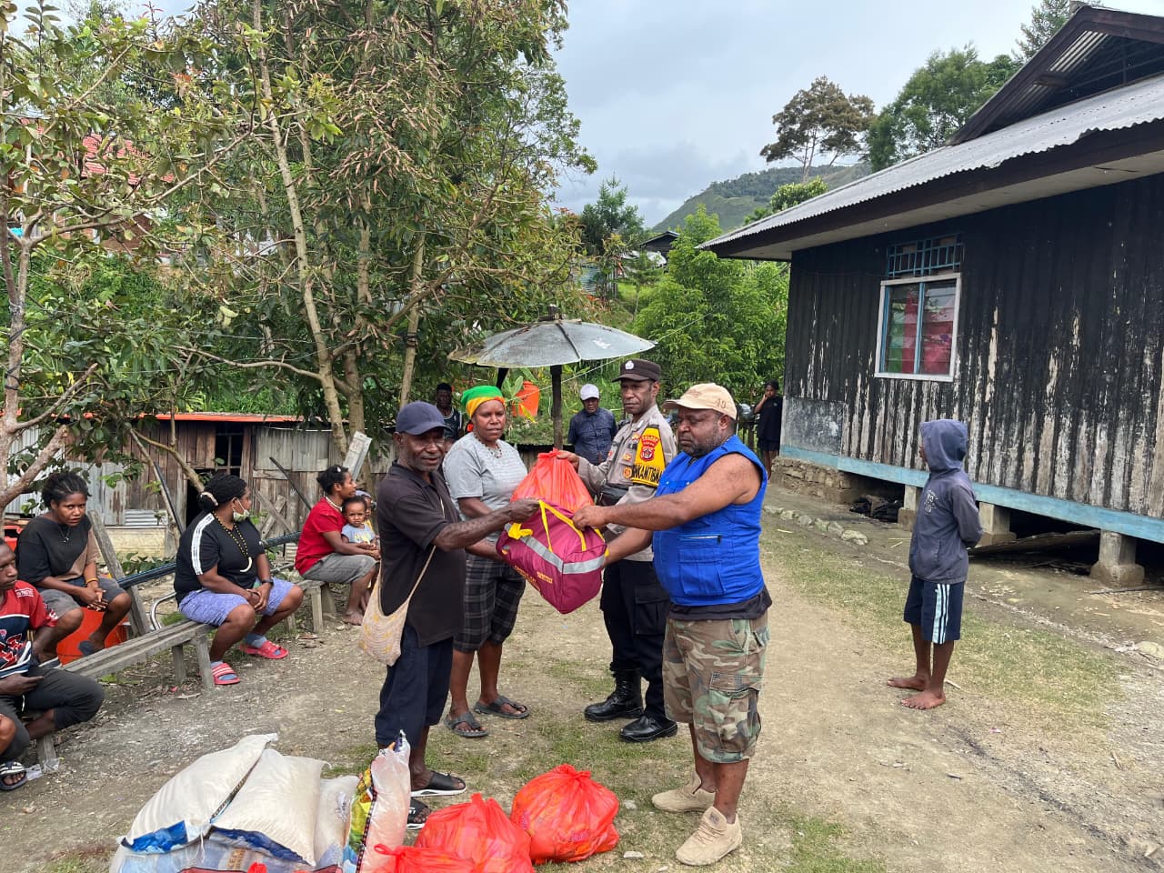 Polres Tolikara Bantu Dinas Sosial Salurkan Bantuan Sembako untuk Korban Kebakaran di Karubaga