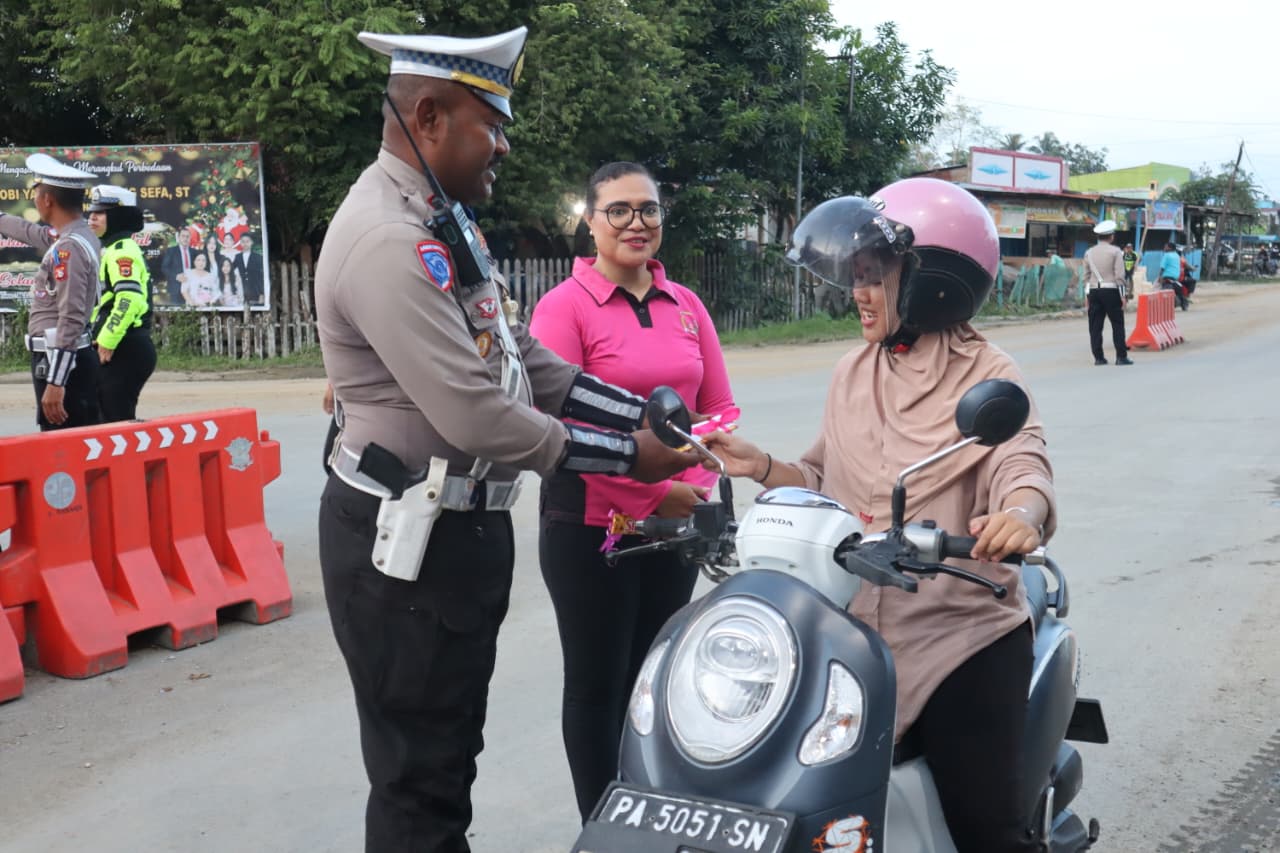 Sentuhan Cinta di Hari ke-14 Ops Cartenz 2025, Sat Lantas Sarmi Bagikan Bunga untuk Pengendara