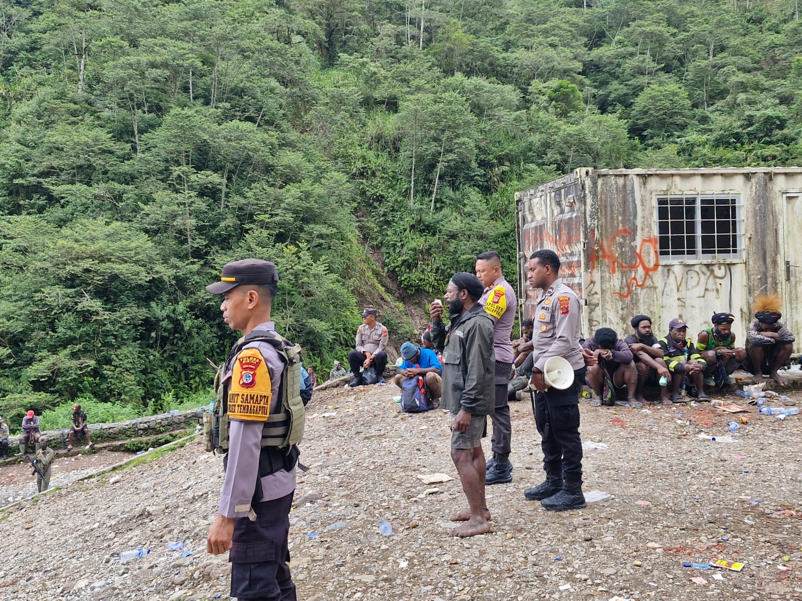 POLSEK TEMBAGAPURA BERSAMA BRIMOB GELAR PATROLI GABUNGAN, CIPTAKAN SITUASI KAMTIBMAS KONDUSIF DI WAA BANTI