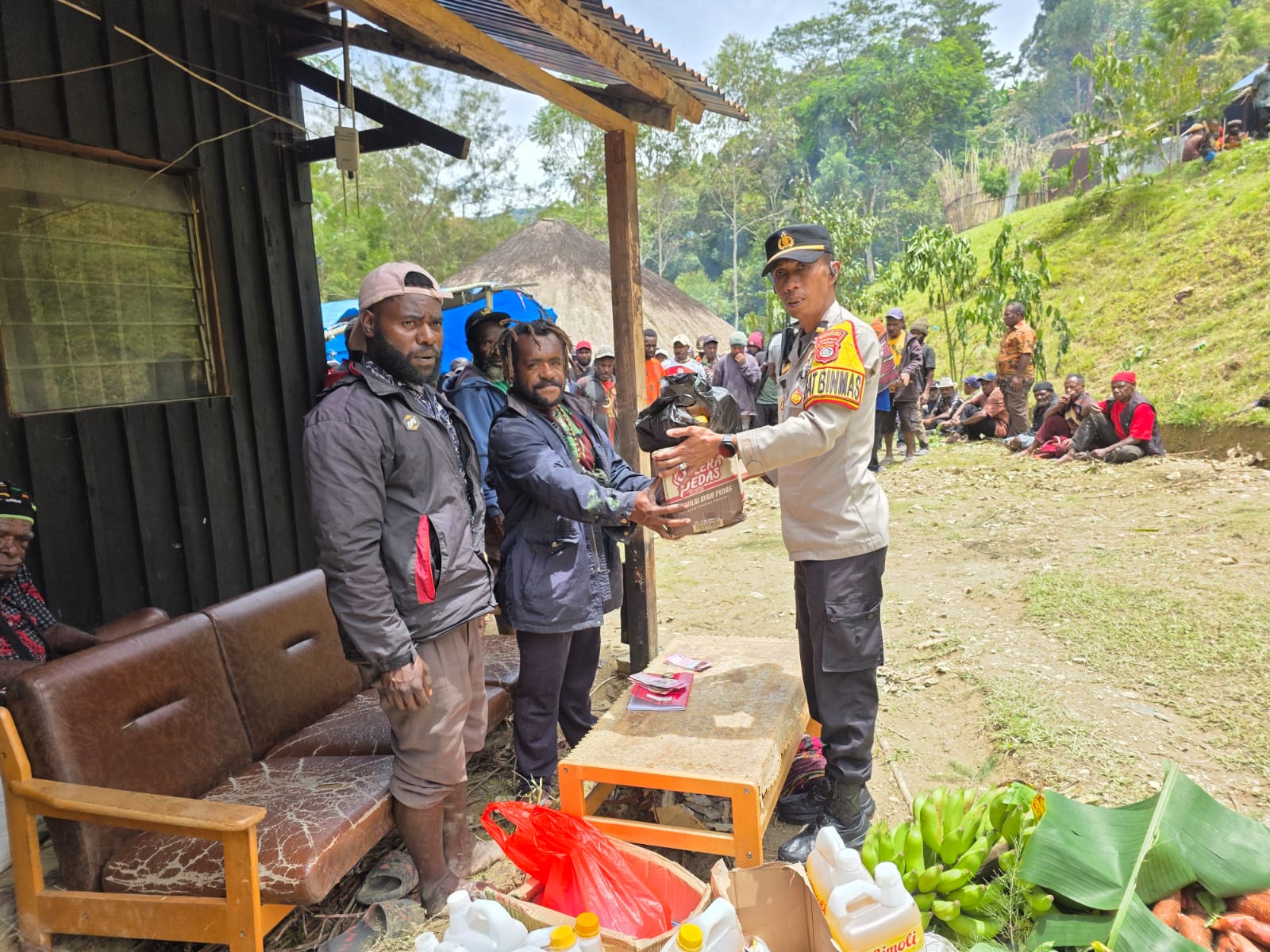 Polri Hadir di Saat Duka, Sat Binmas Polres Tolikara Beri Dukungan Moral dan Bantuan