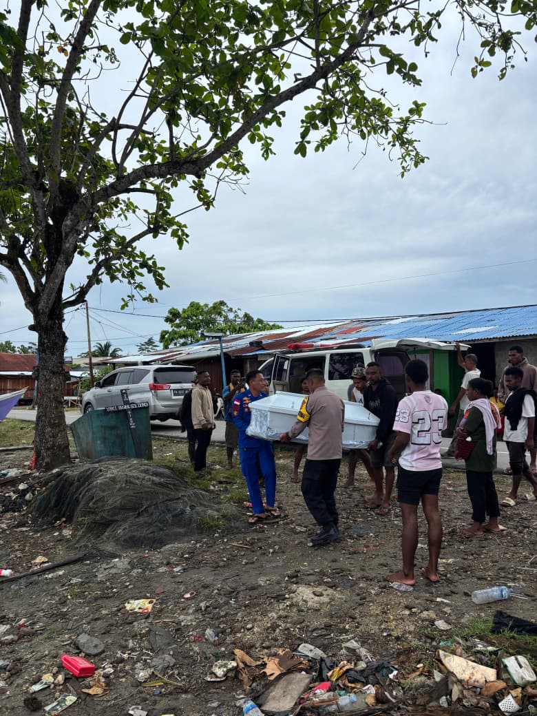 Sentuhan Kemanusiaan Polisi Perairan: SAT POLAIRUD Polres Sarmi Bantu Warga Evakuasi Jenazah ke Mamberamo Raya