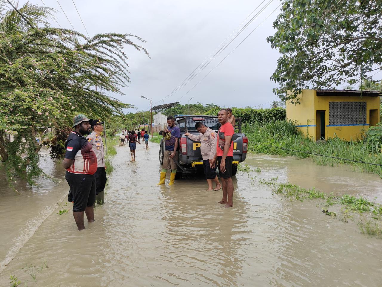 Sungai Tami Meluap Akibatkan Permukiman Warga Terendam, Polisi Berikan Imbauan Keselamatan.