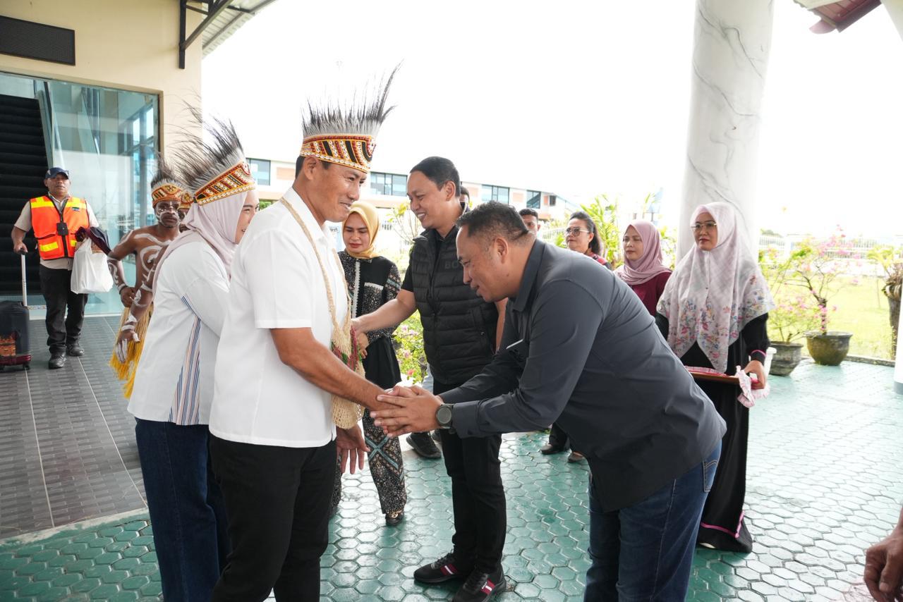 Tiba di Jayapura, Wakapolda Papua yang Baru Kombes Pol. Muhajir, S.I.K., M.H. disambut Jajaran PJU di Bandara Sentani