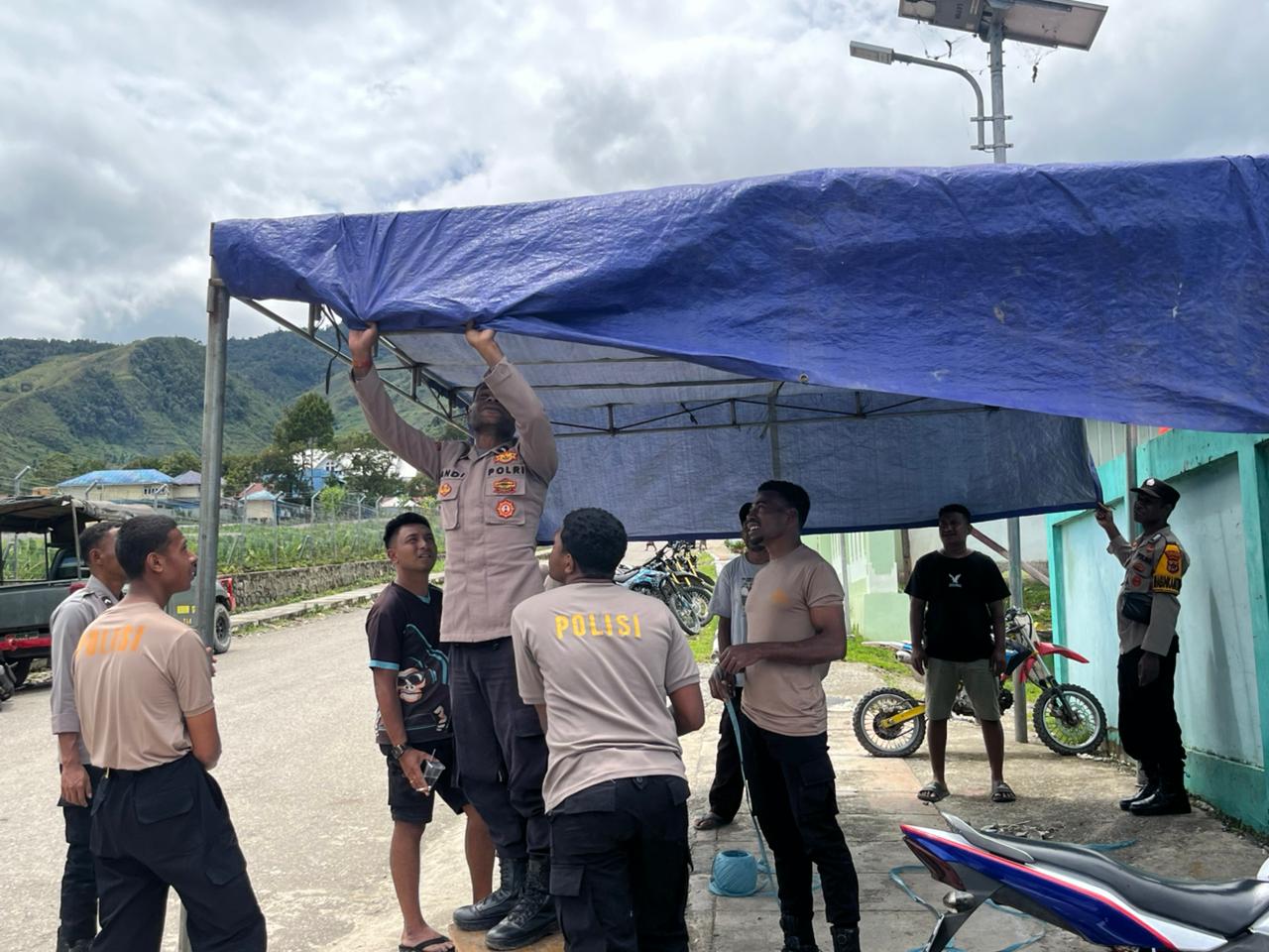 Sambut Bulan Suci Ramadhan 1447 H, Polres Tolikara Pasang Tenda Pengamanan Dan Korvei Halaman Masjid