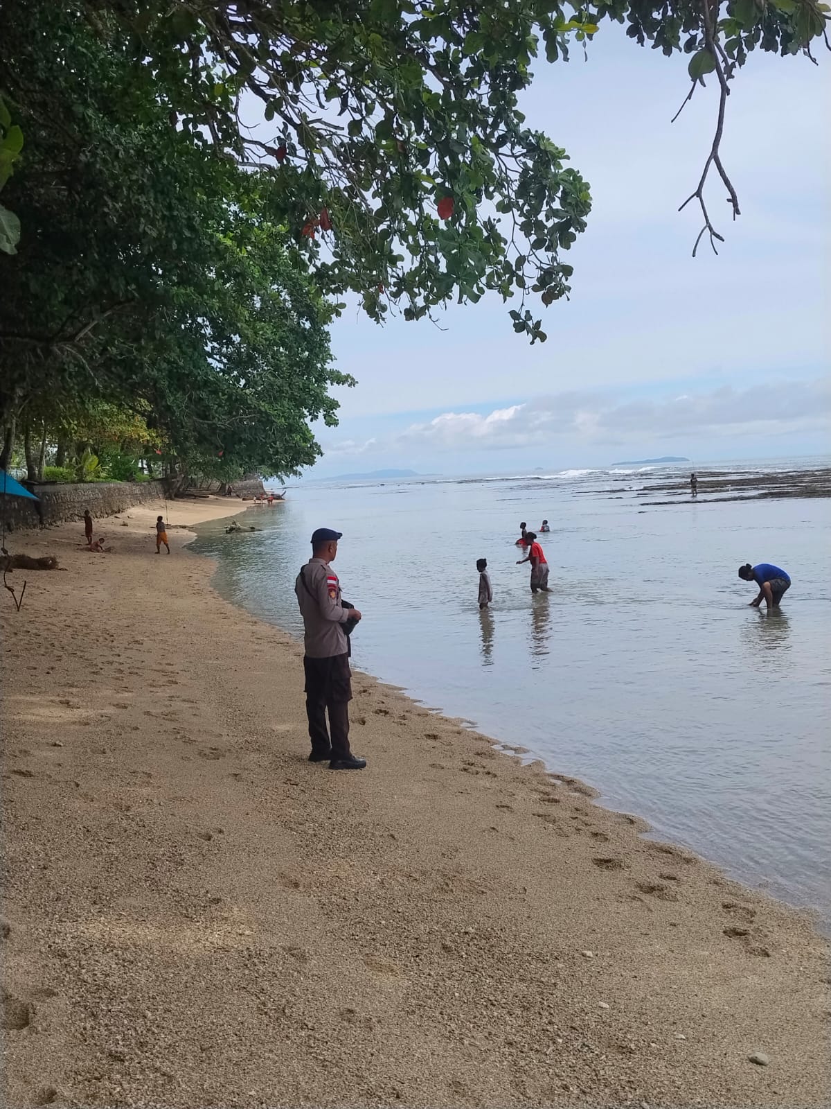 Satpolairud Polres Sarmi Laksanakan Pengamanan Dan Pemantauan Serta Himbauan Keselamatan Berwisata Di Pantai