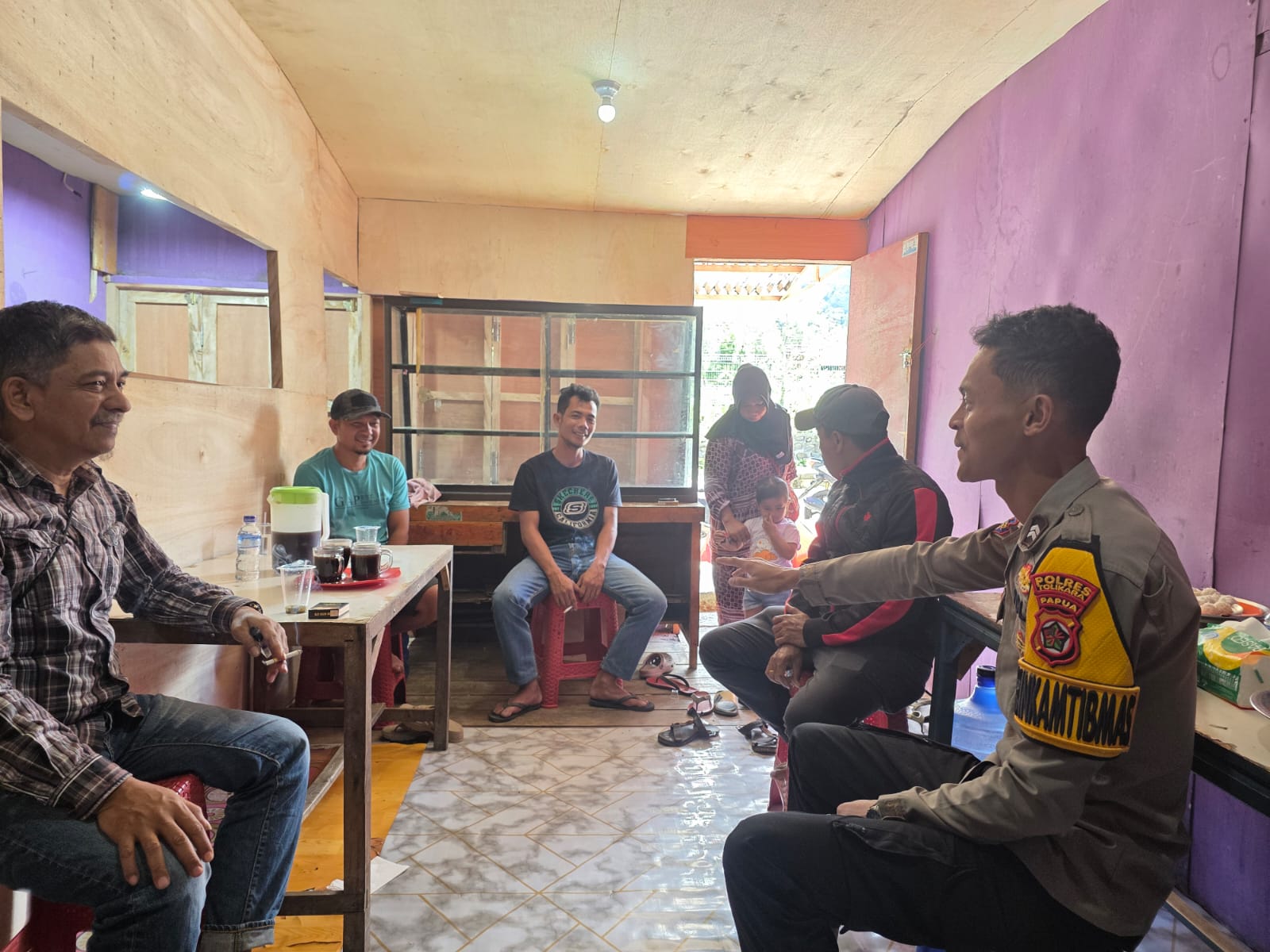 Bhabinkamtibmas Briptu Indra Jaya Sambangi Warung Kogome, Perkuat Sinergi dan Imbauan Kamtibmas