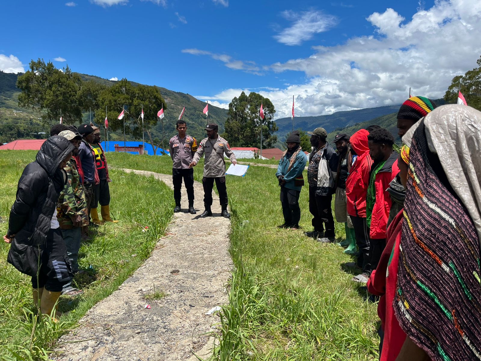 Sat Binmas Polres Tolikara Laksanakan Problem Solving Pembayaran Denda Adat Di Lapangan Merah Putih