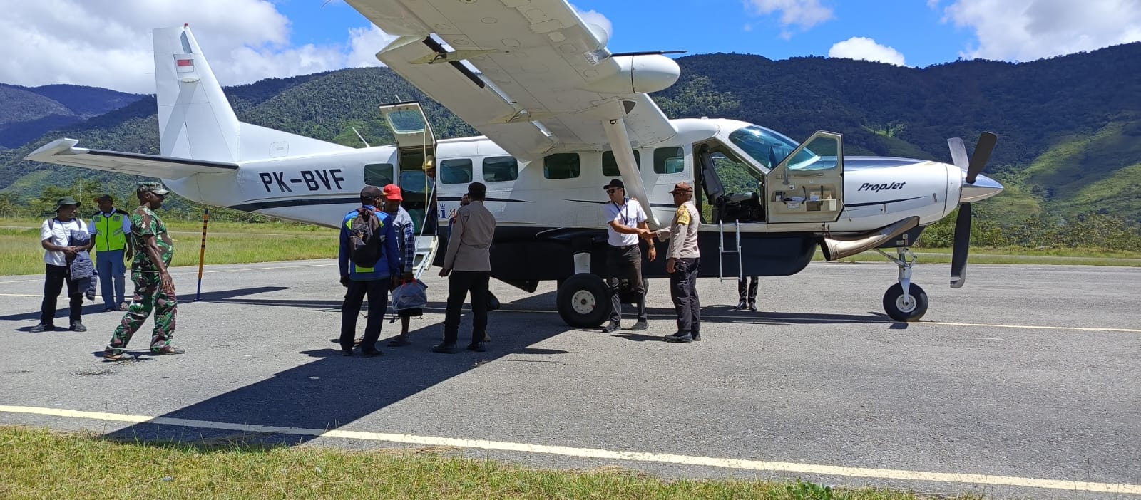 Sinergi Tni-polri Bokondini Laksanakan Pam Pengamanan Pesawat Komersil Di Bandara Bokondini