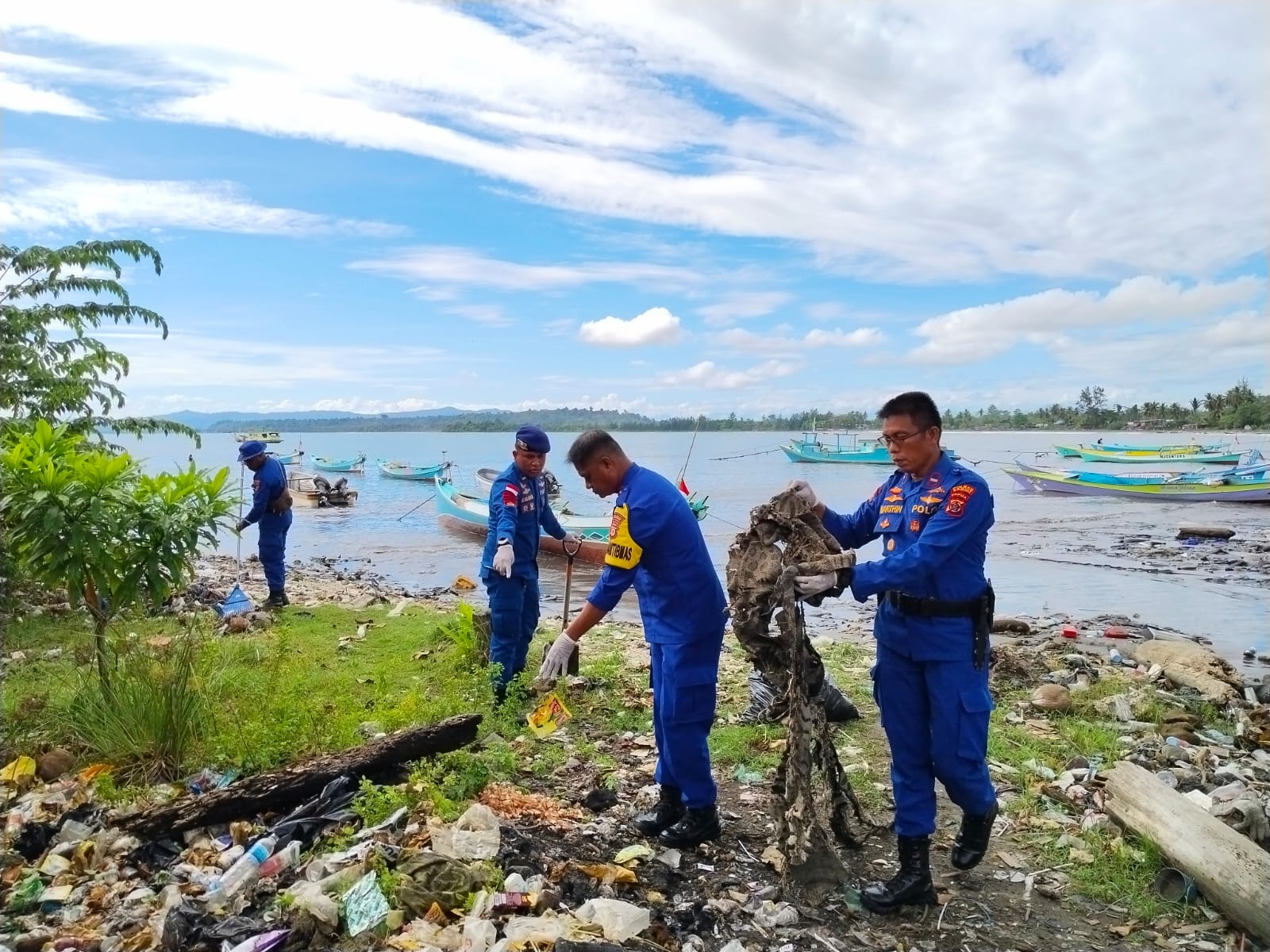 Sat polairud Polres Sarmi Laksanakan Program ASRI di Pantai Kampung Nelayan Sarmi Kota