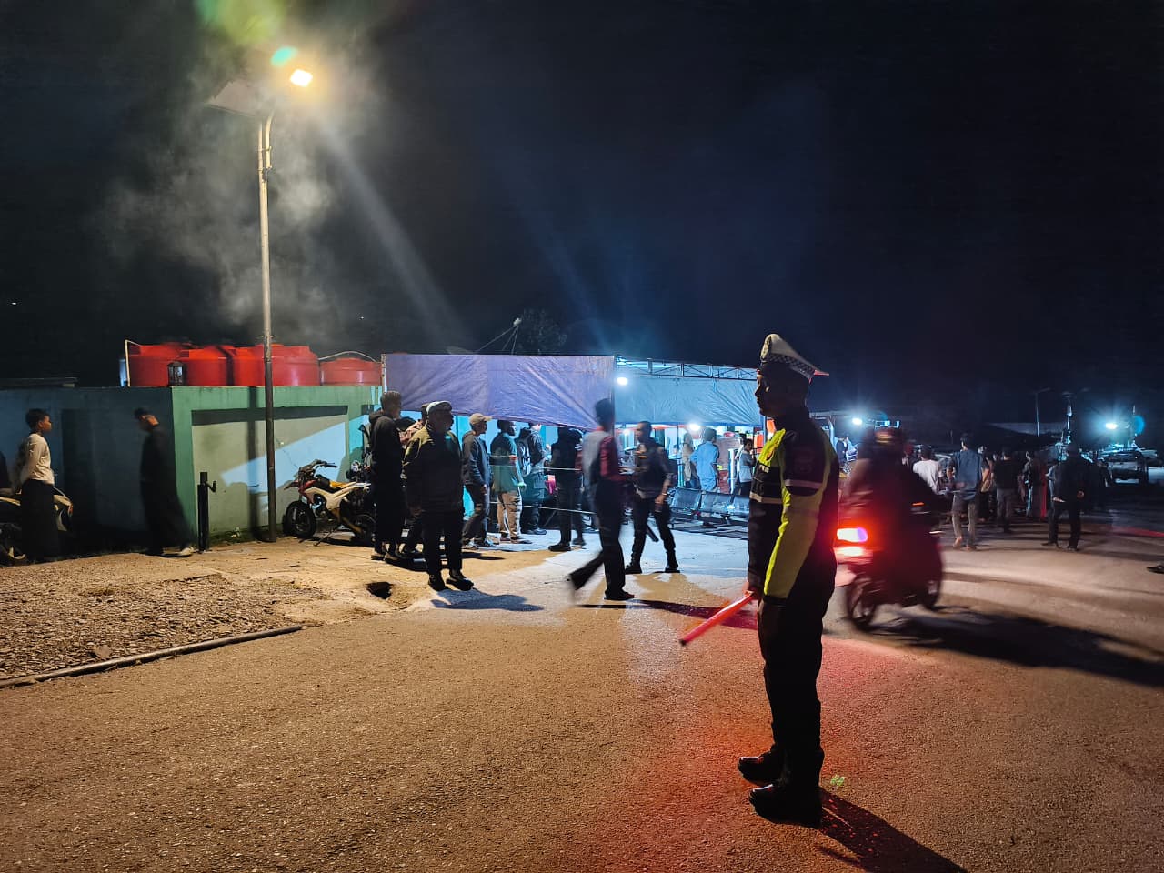 Ummat Muslim Padat Sholat Tarawih Di Masjid Baitul Mittaqin ,Polres Tolikara Laksanakan Pengamanan