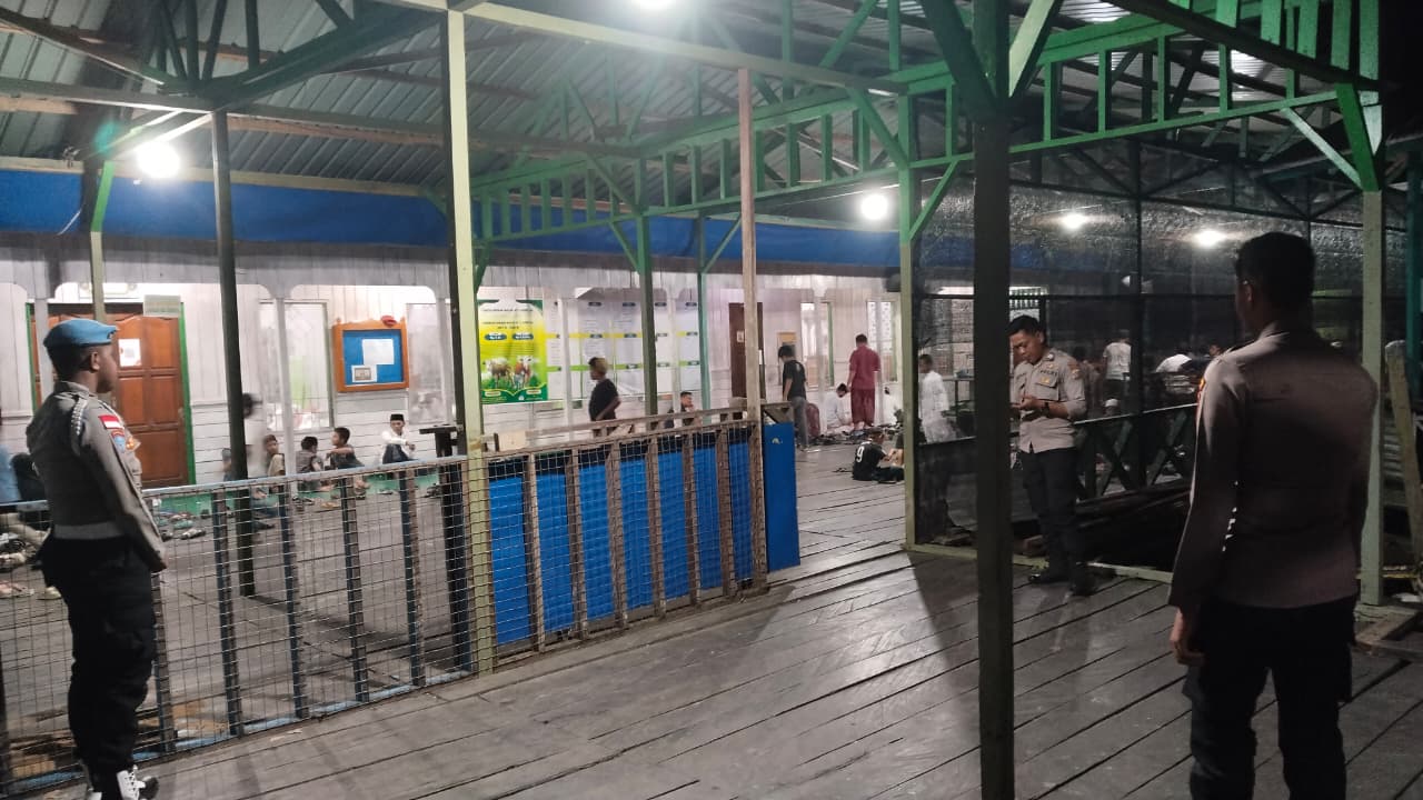 Personel Polres Asmat Amankan Pelaksanaan Sholat Tarawih di Kota Agats.