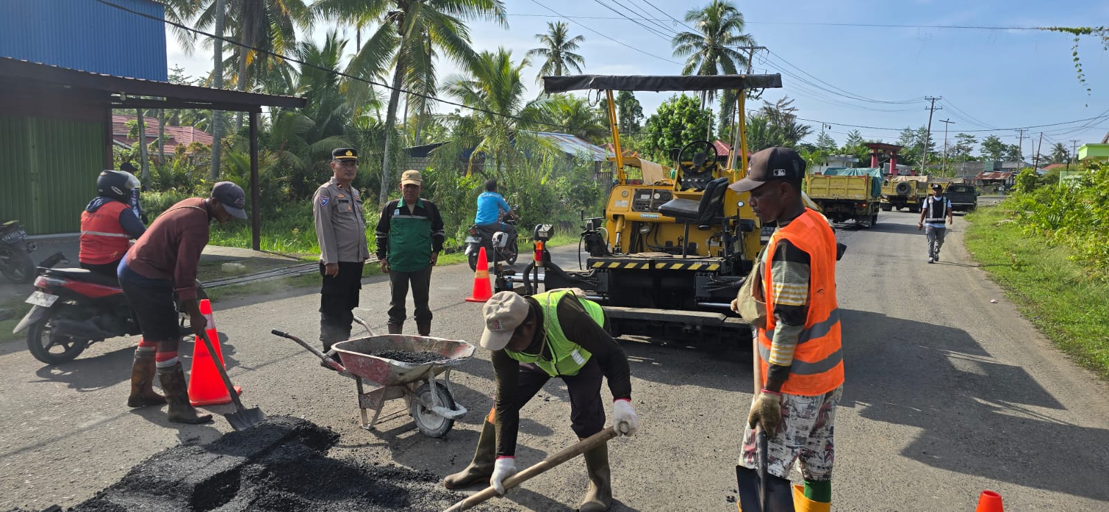 Sat Binmas Berikan Himbauan Bagi Pekerja Pengaspalan di Base Camp Sarmi