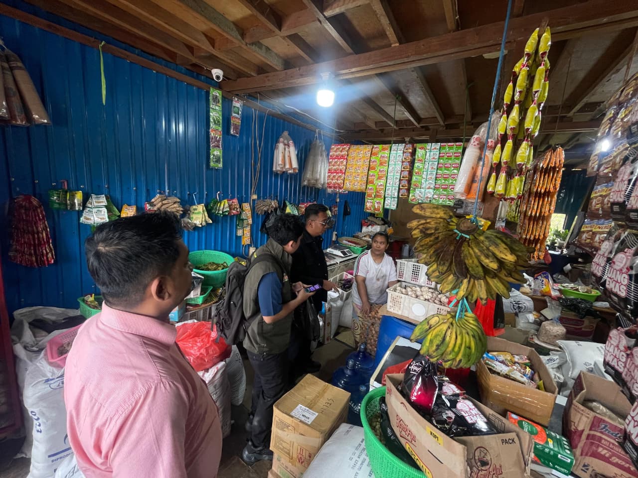 Jelang Hari Raya Idul Fitri, Tim BAPANAS Ri Didampingi Sat Reskrim Polres Tolikara Cek Harga Sembako, Situasi Aman Dan Kondusif