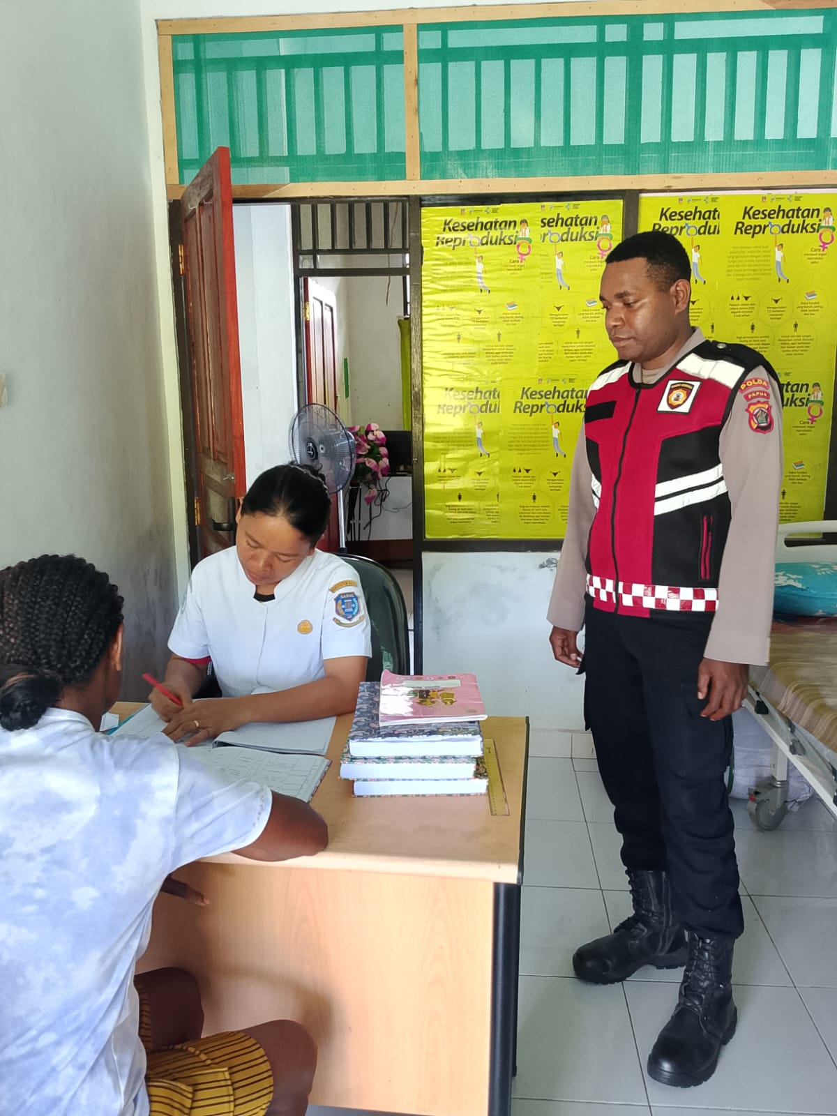 Polsek Tor Atas Gelar Patroli Dialogis, Sambangi Puskesmas Samanente