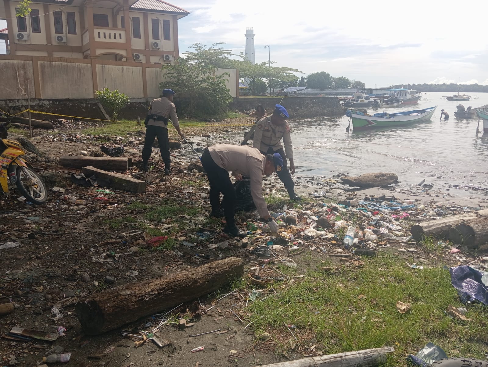 Satu Jam Awal Resik, Sat polairud Polres Sarmi Perkuat Komitmen Jaga Kebersihan Pantai