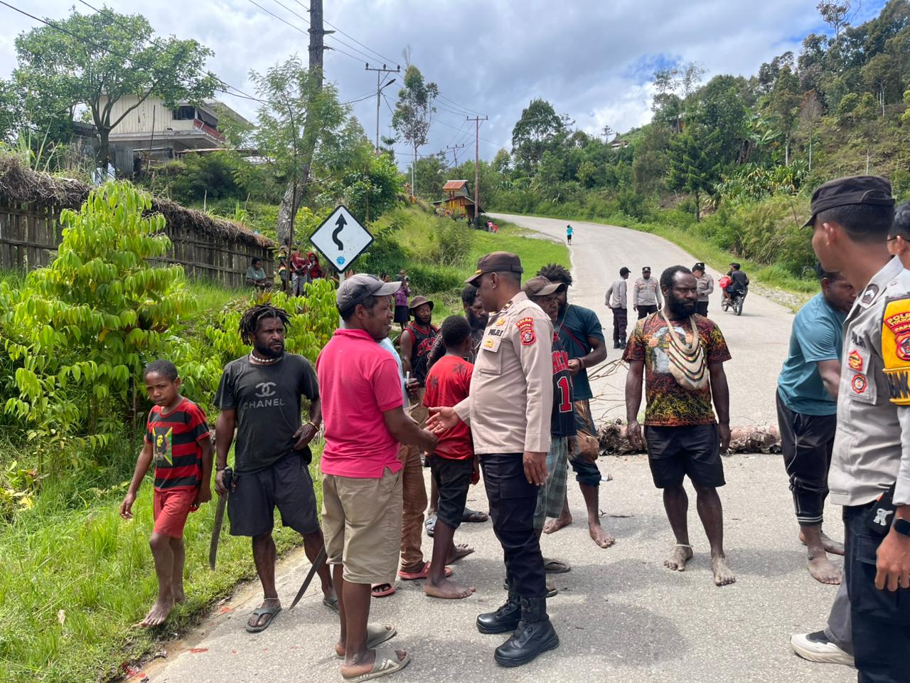Polres Tolikara Lakukan Pendekatan Humanis, Aksi Pemalangan Jalan di Karubaga Berakhir Damai