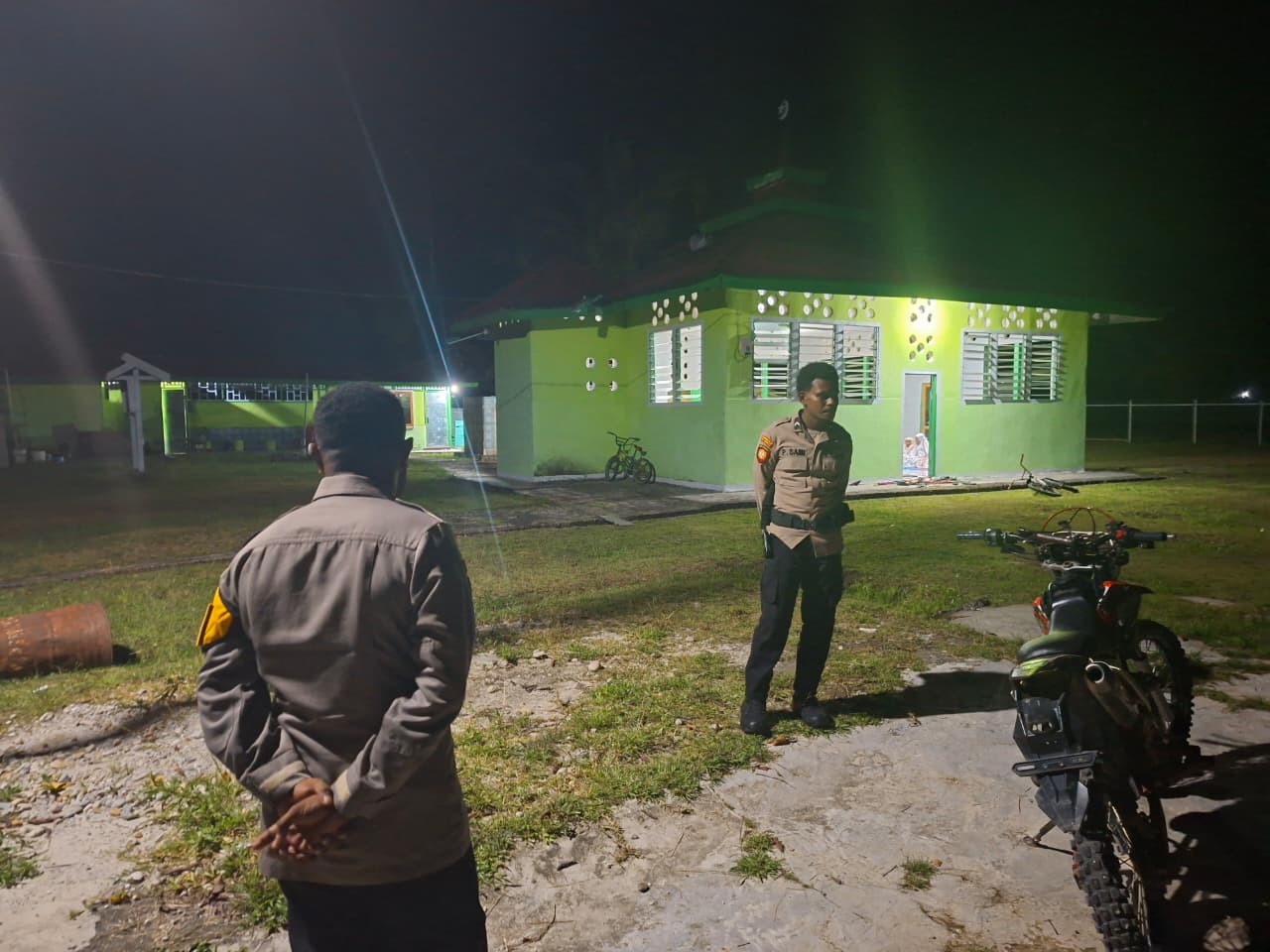 Polsek Kouh melaksanakan PAM Sholat Tarawih di Masjid At-Taqwa Kouh
