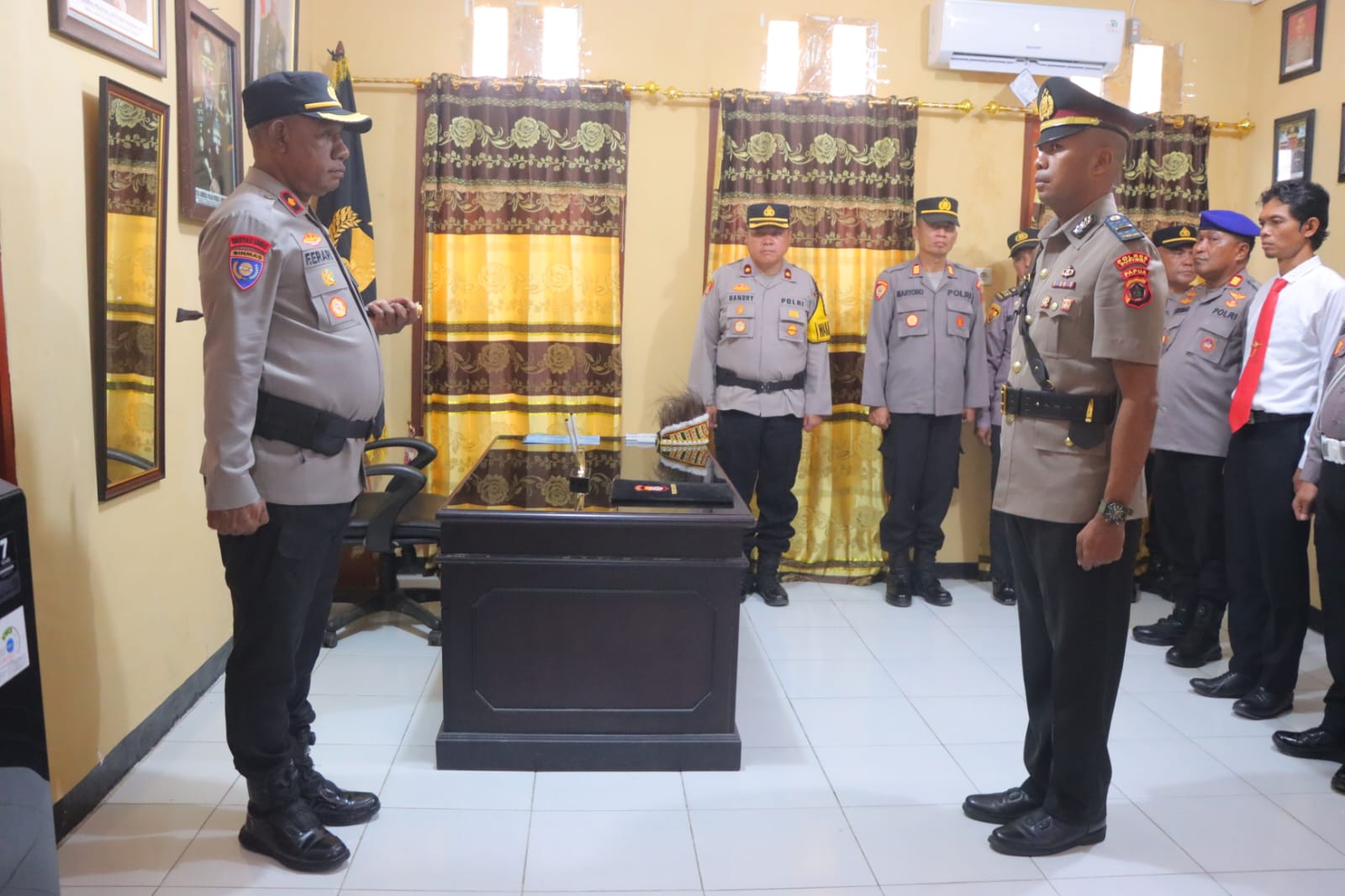 Kapolres Supiori Pimpin Upacara Pengukuhan Kapolsek Supiori Barat