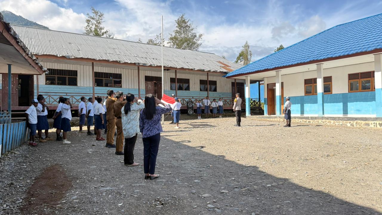 ‎Kasat Binmas Polres Tolikara Laksanakan Police Goes To School Di SMP YPPGI Karubaga