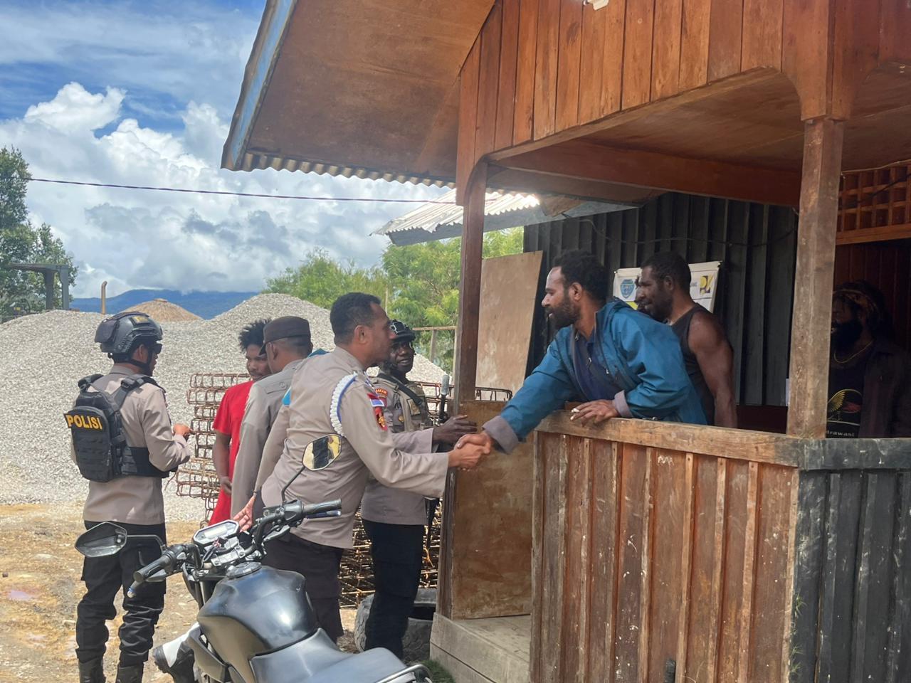 Cipta Situasi Aman & Kondusif, Tim Regu Siaga Polres Tolikara Lakukan Patroli Penyisiran Di Seputaran Wilayah Kota Karubaga