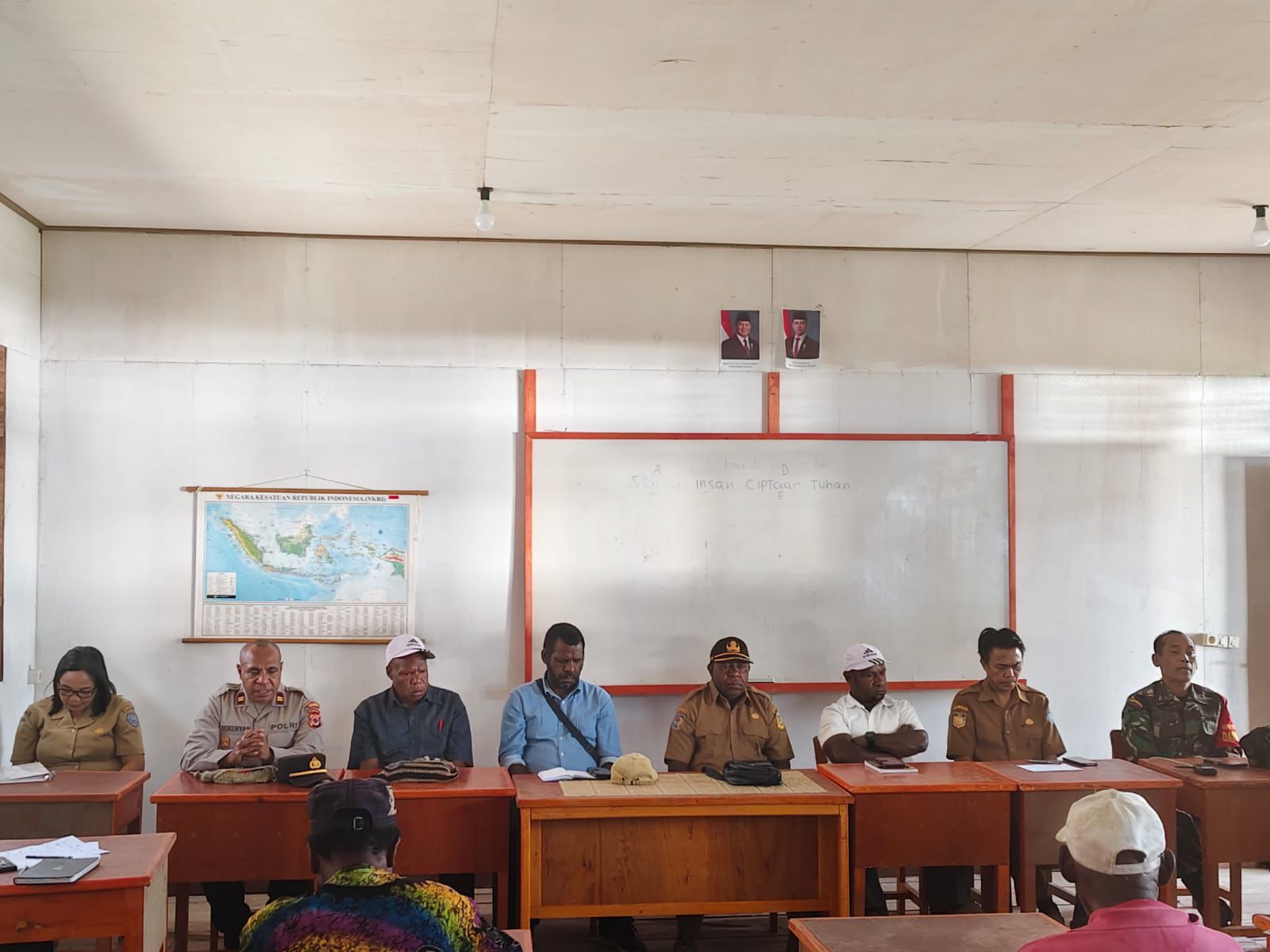 Kapolsek Bokondini Hadiri Rapat Komite, Perkuat Disiplin Siswa di SMA Negeri Bokondini