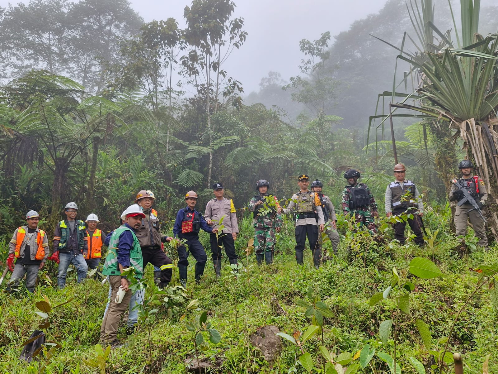 Personel Gabungan Laksanakan Penghijauan di Bukit Barat MP 68 Tembagapura