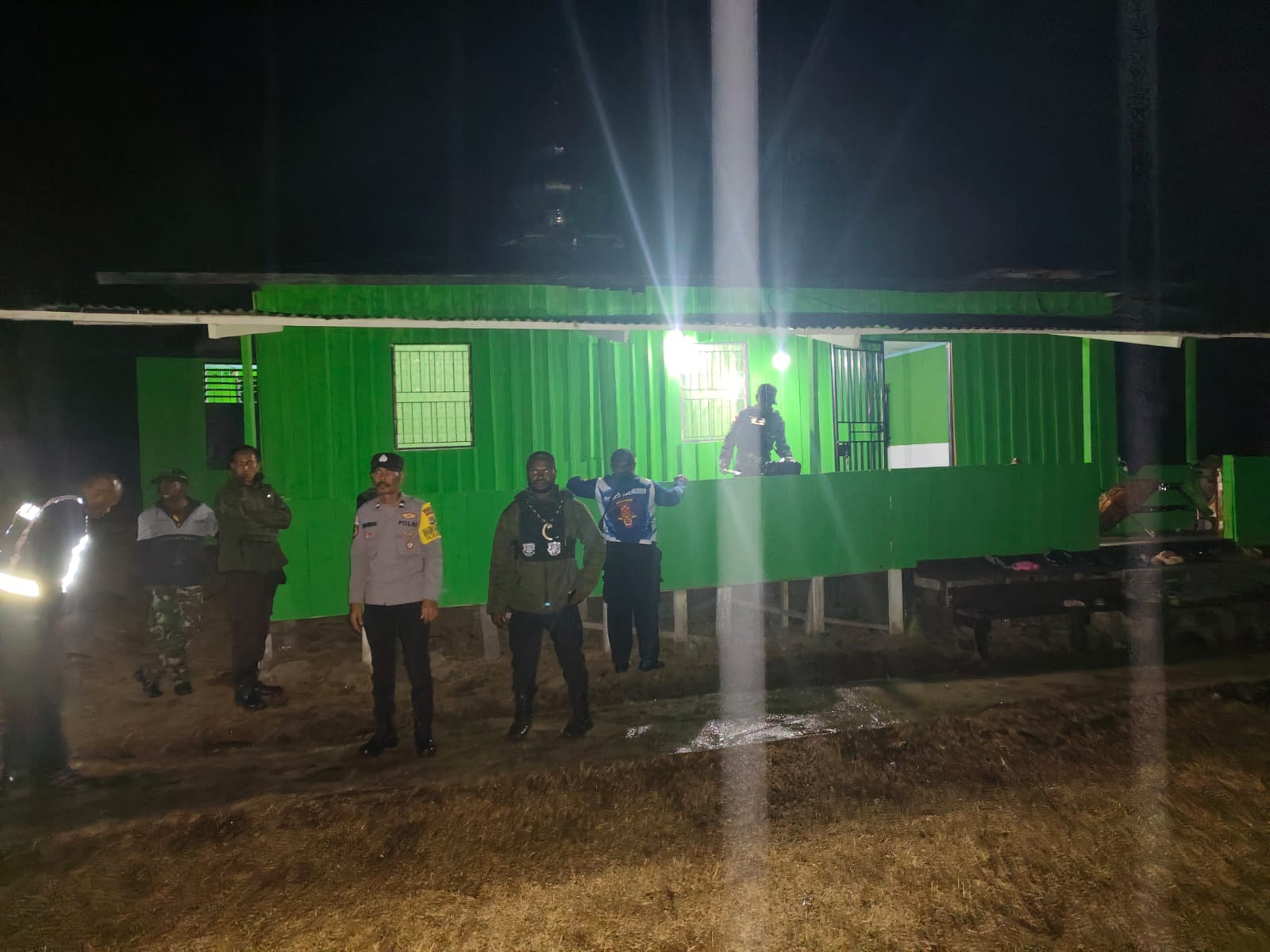 Polsek Bokondini Dan Koramil Bersinergi Amankan Sholat Tarawih Di Masjid Muthmainnah