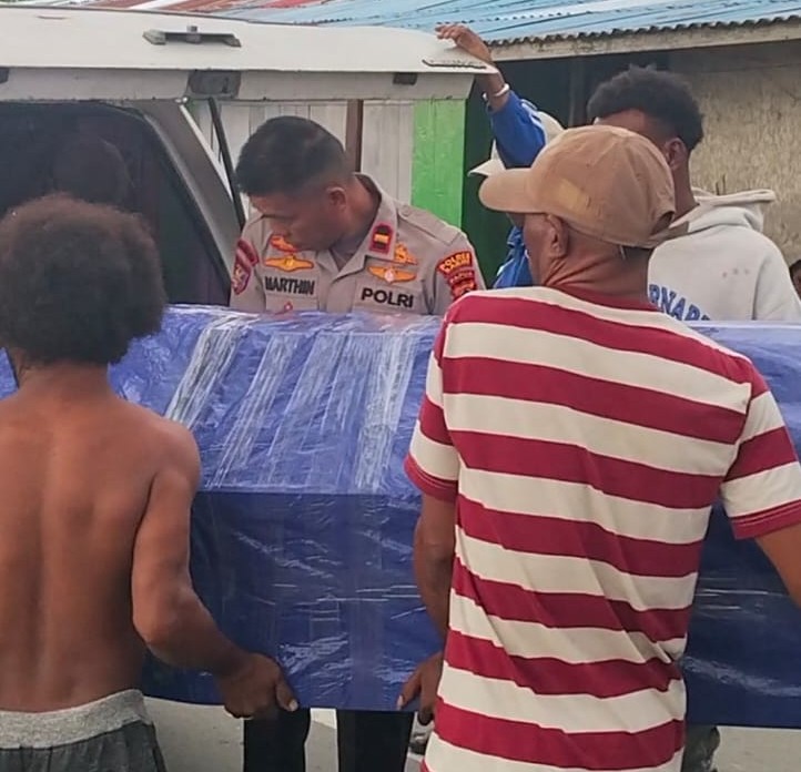 Wujud Empati Polri, Sat polairud Polres Sarmi Bantu Keluarga Antar Jenazah ke Kampung Halaman