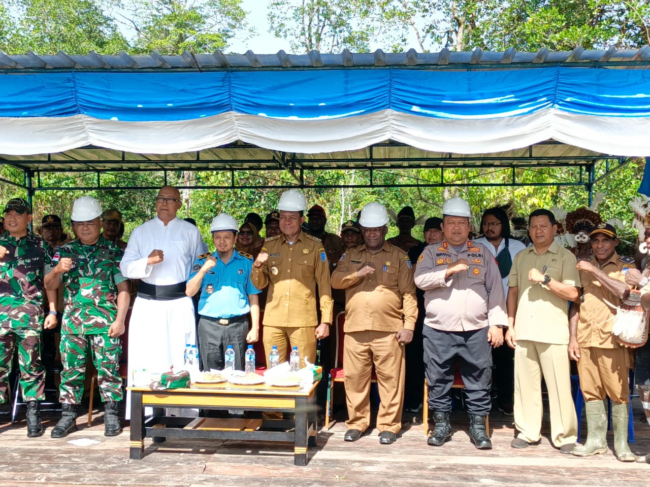Wujud Sinergitas, Kapolres Asmat Dampingi Bupati dalam Peletakan Batu Pertama Kampung Nelayan Merah Putih Kaye