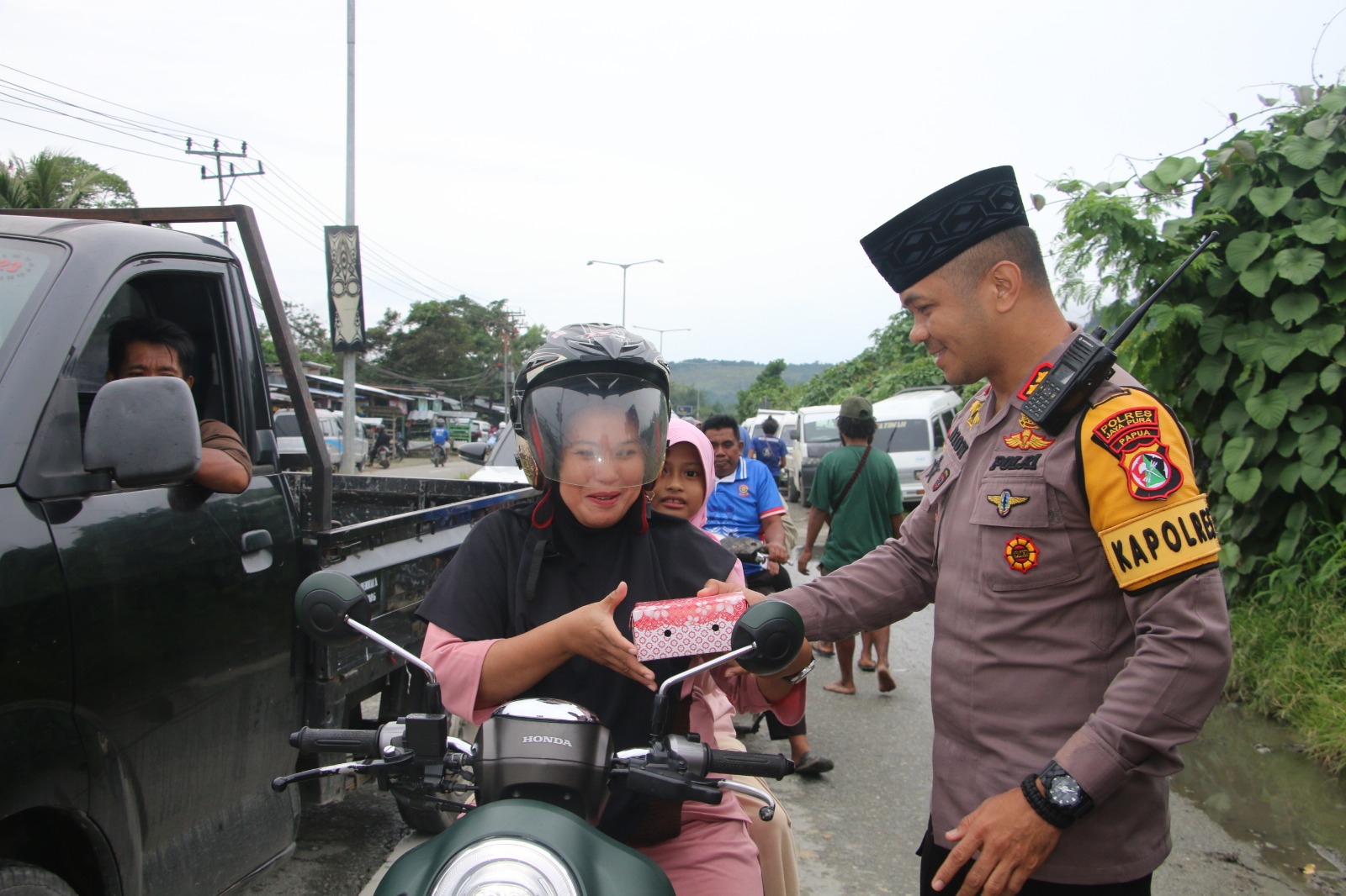 Kapolres Jayapura Bersama Wakapolres dan Bhayangkari Cabang Jayapura Bagikan Takjil kepada Masyarakat