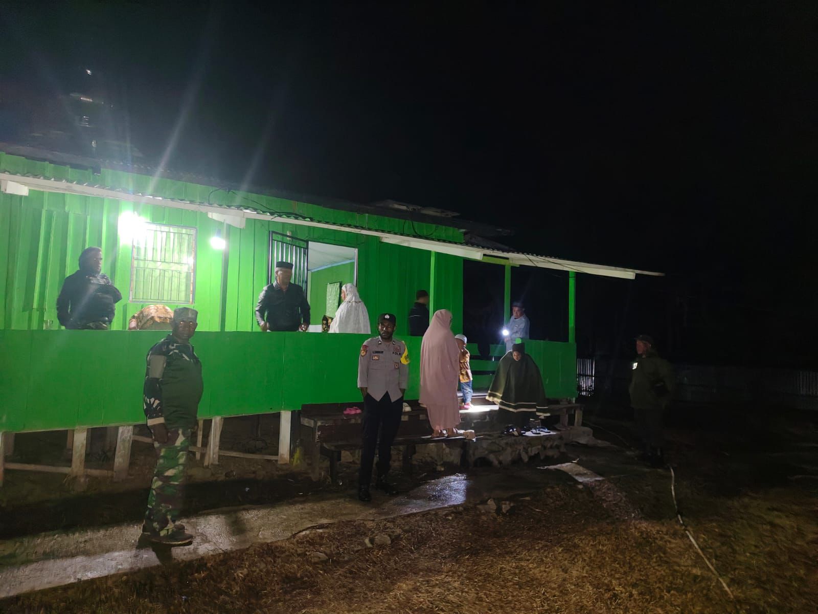 TNI-Polri Bersatu Amankan Ibadah Sholat Tarawih di Bokondini, Situasi Berjalan Aman dan Tertib