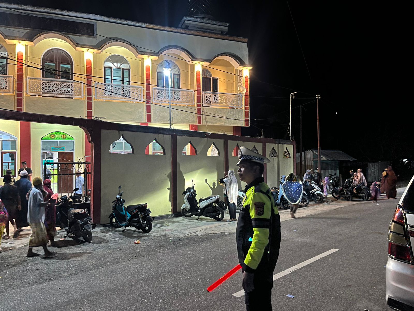 Jaga Kekhusyukan Ibadah, Sat Lantas Polres Sarmi Kawal Lalu Lintas Sekitar Masjid