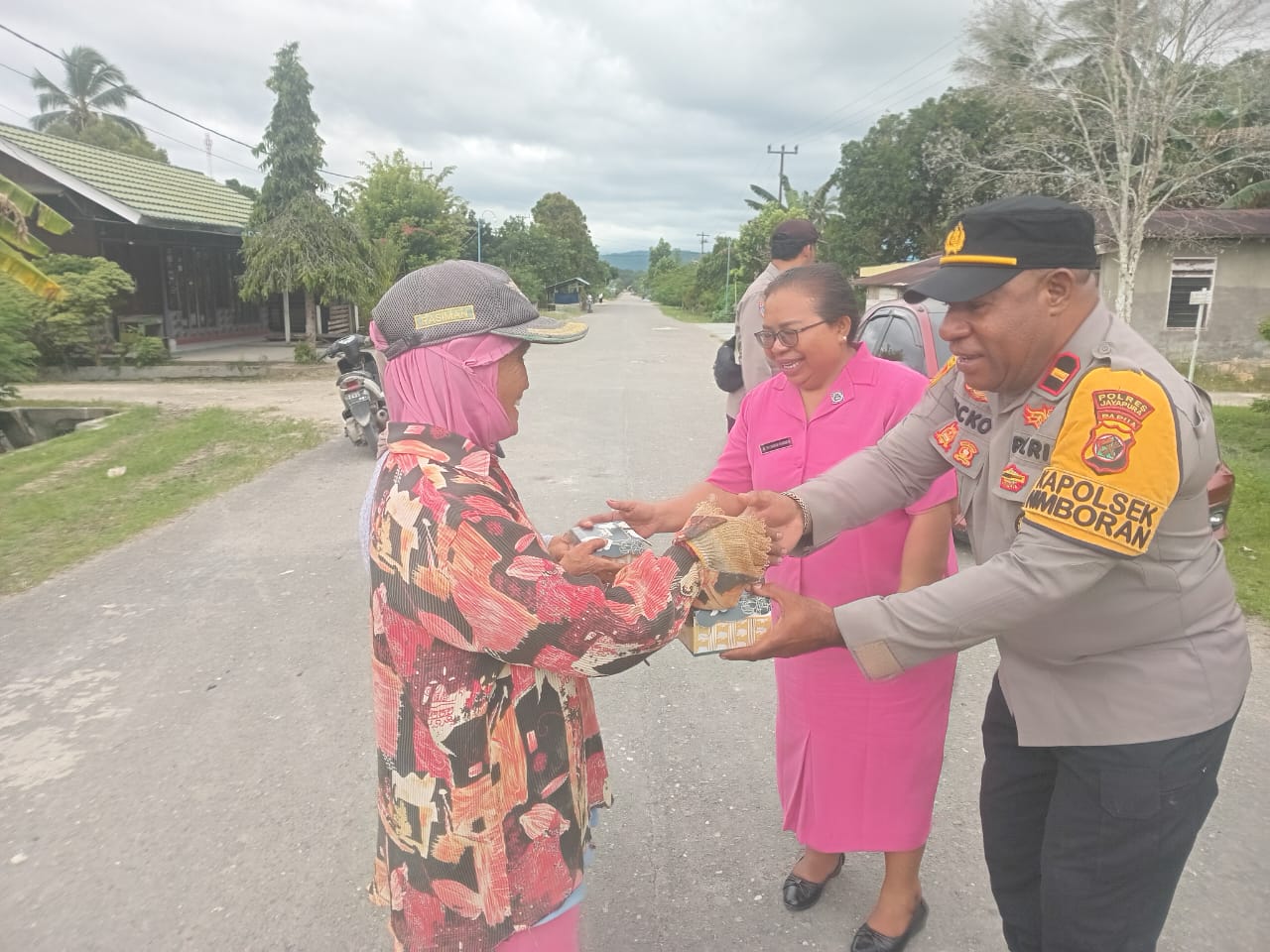 Polsek Nimboran Bersama Bhayangkari Ranting Nimboran Berbagi Takjil di Kampung Karya Bumi