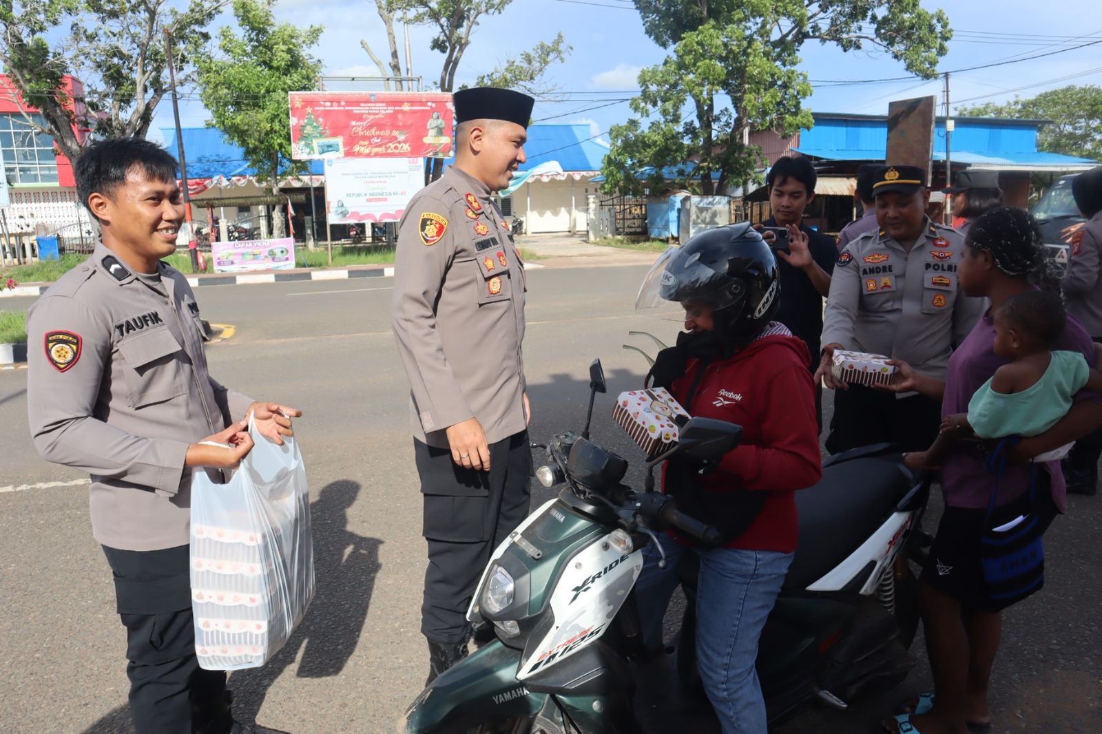 Kapolres Merauke bersama anggota Bagikan Ratusan Paket Takjil Gratis di Bulan Suci Ramadan 1447 H