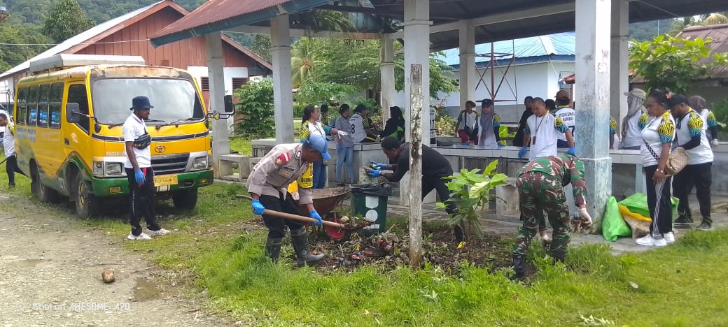 Ciptakan Lingkungan Sehat, Sat Polairud Polres Supiori Bersihkan Pesisir Pantai