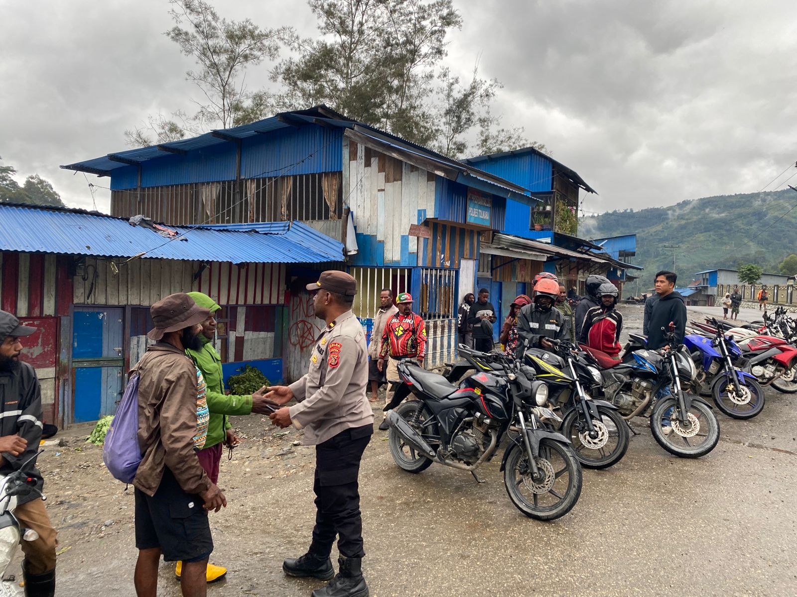 Jelang Buka Puasa, Polres Tolikara Intensifkan Patroli Jalan Kaki dan Sapa Warga