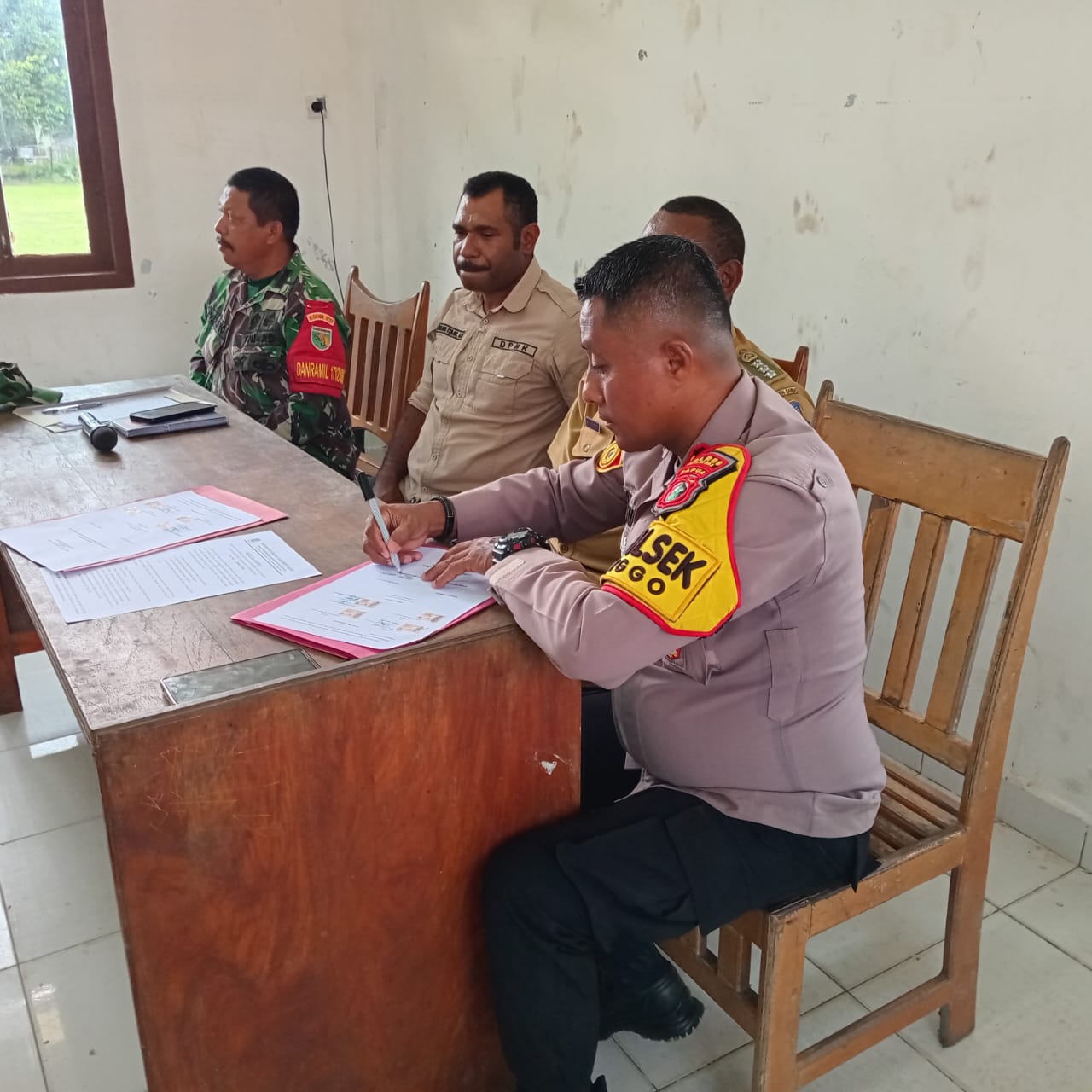 Kapolsek Bonggo Hadiri Penyelesaian Dokumen Penetapan Batas Administrasi Kampung Tarawasih Marenggi