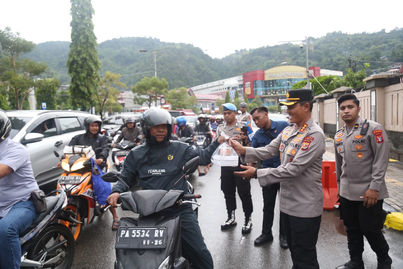 Berbagi Berkah Ramadan, Wakapolda Papua Bersama Ditlantas Bagikan 250 Takjil Gratis untuk Pengguna Jalan