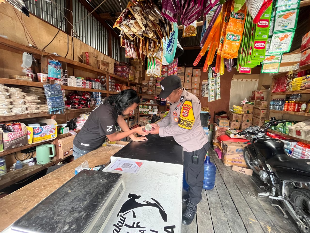 Bhabinkamtibmas Polres Tolikara Gelar DDS, Pastikan Perdagangan Aman dan Tertib di Distrik Wenam