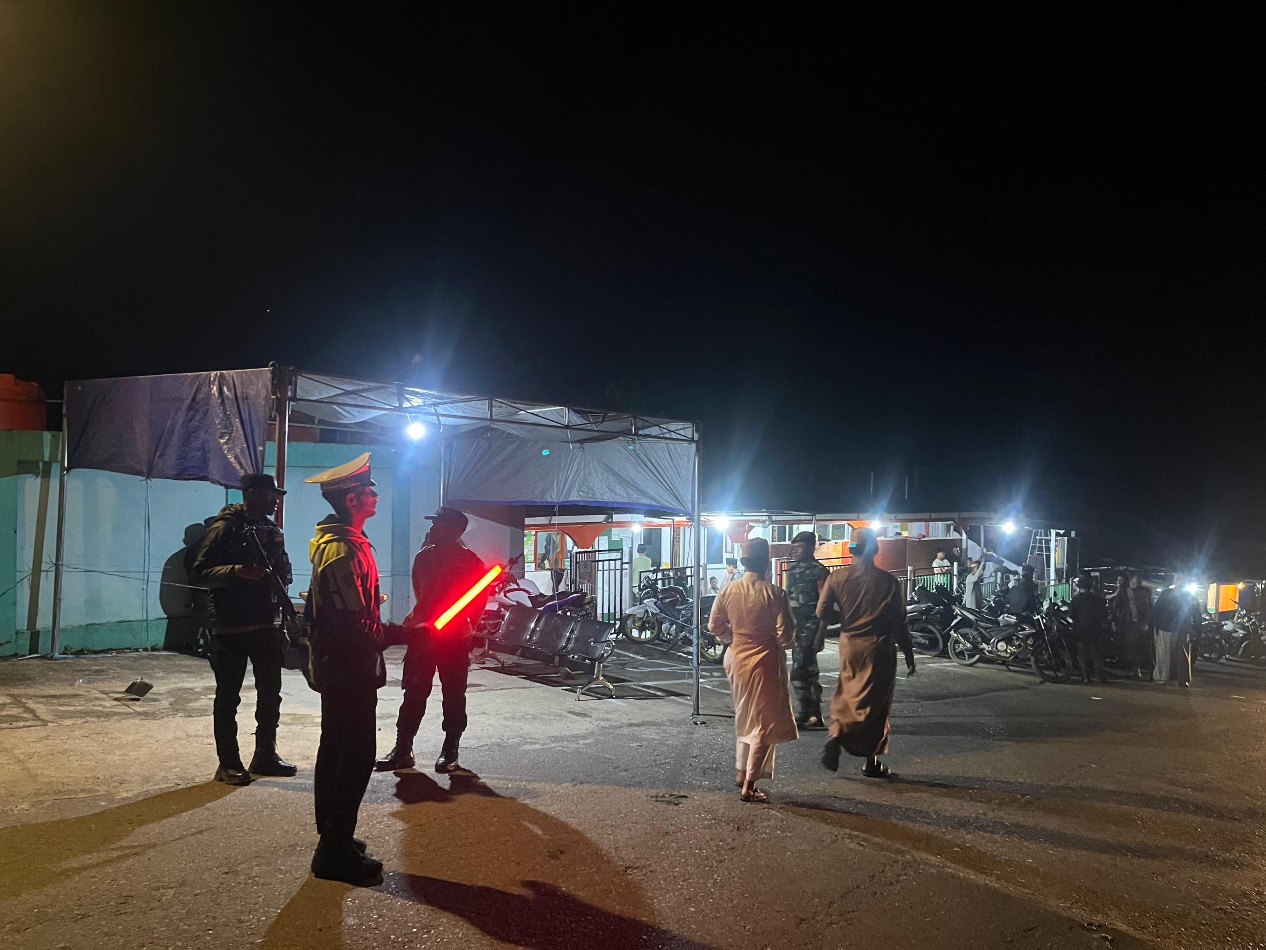 Polres Tolikara Pastikan Keamanan Ibadah Tarawih Hari Ke-10 di Karubaga Berjalan Aman dan Kondusif