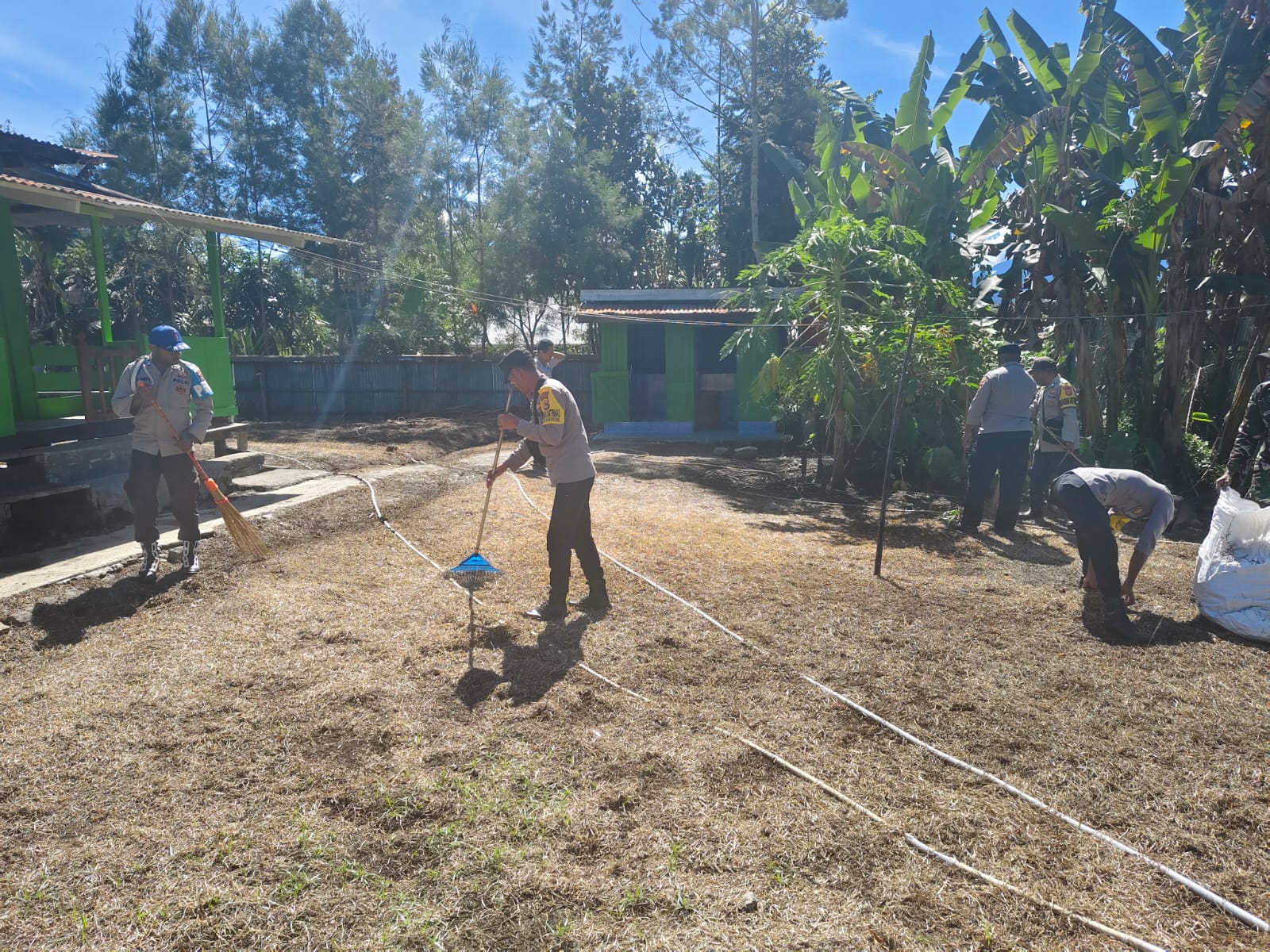 Bhabinkamtibmas Polres Tolikara Dan Polsek Bokondini Bersihkan Dua Tempat Ibadah Sambut Ramadhan 1447 H