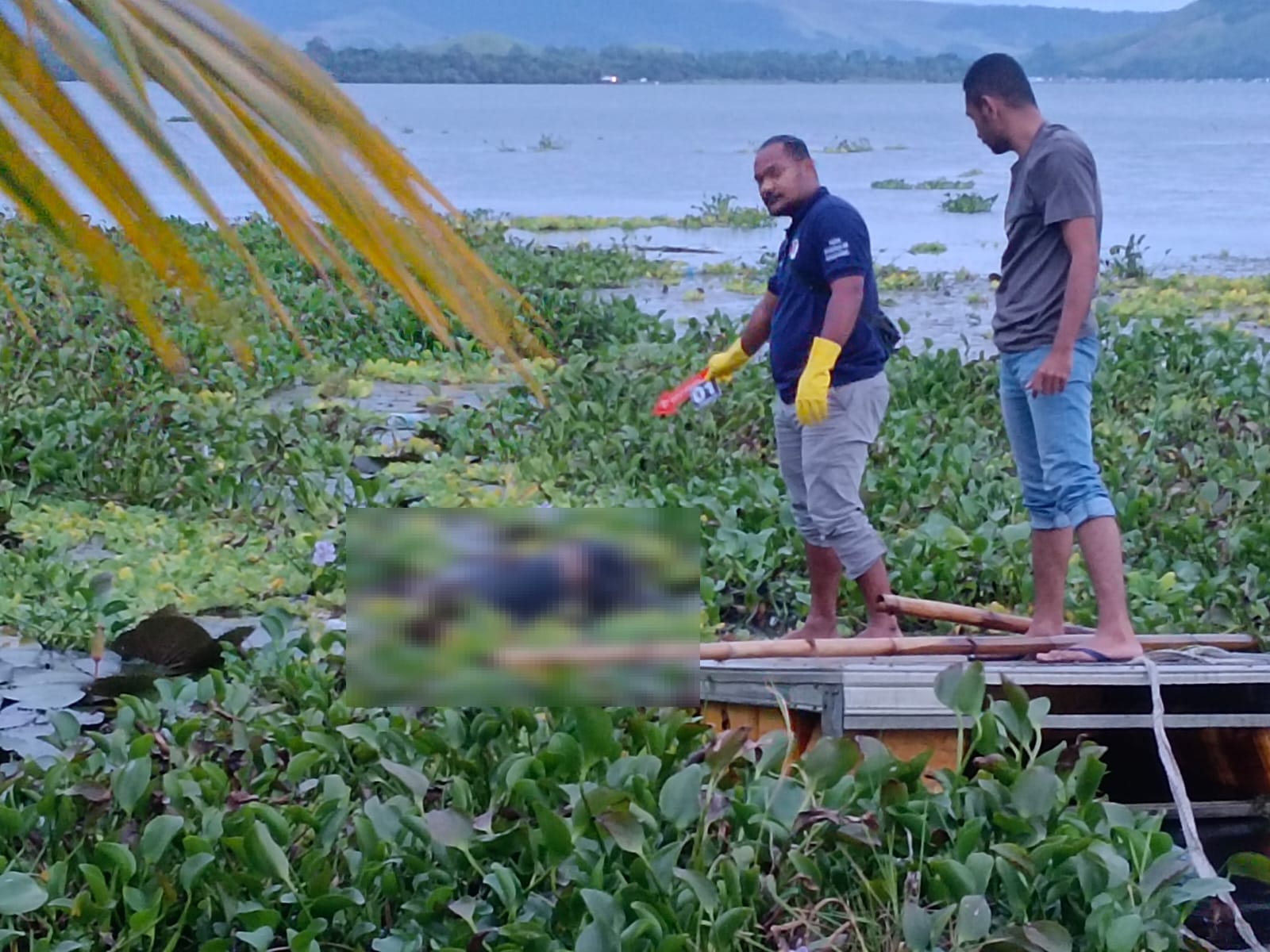 Satreskrim Polres Jayapura Olah TKP Penemuan Jenazah Pria di Pinggir Danau Nendali