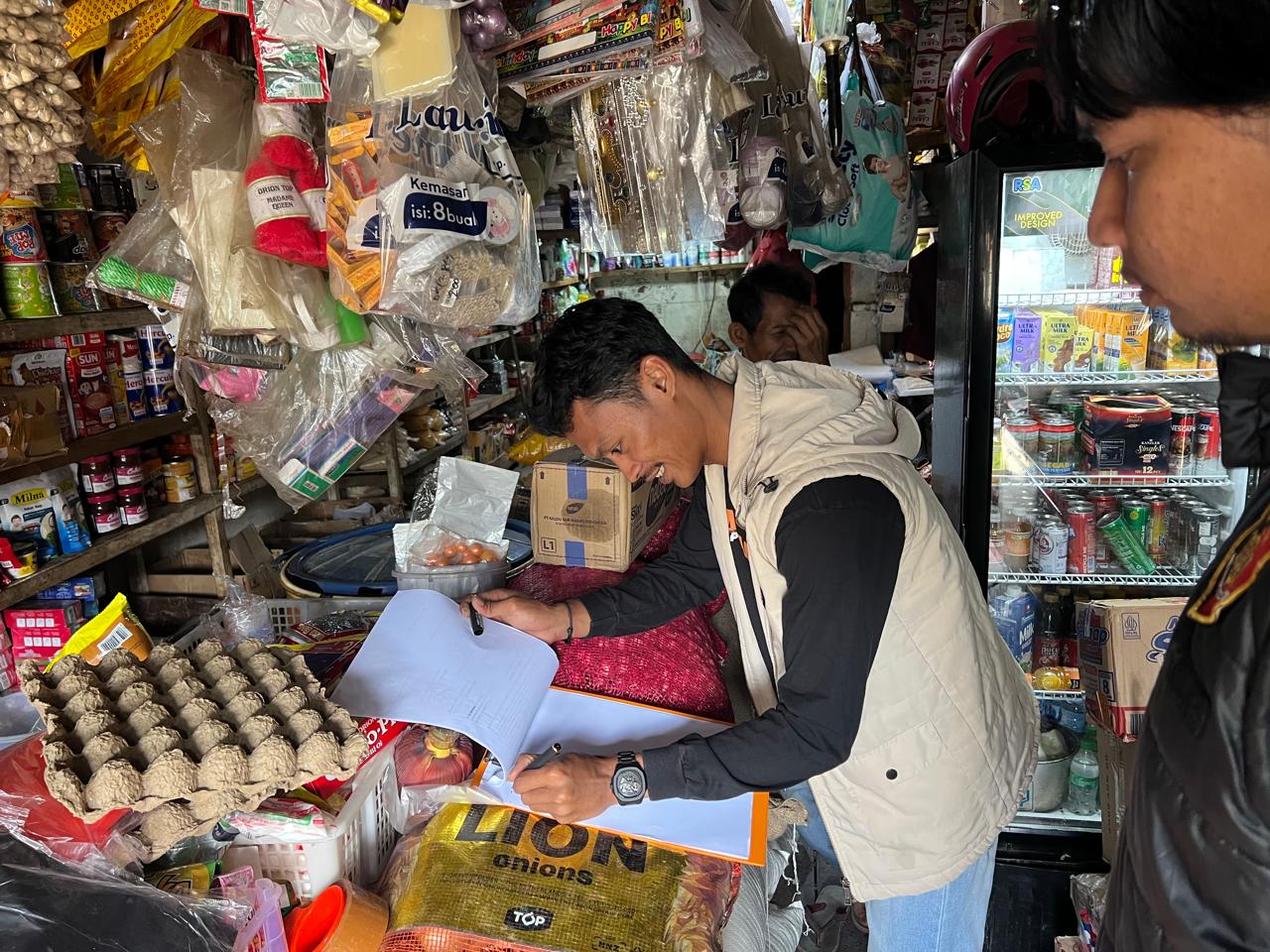 Sat Reskrim Polres Tolikara Cek Harga dan Ketersediaan Bahan Pokok Jelang Hari Raya Idul Fitri di Tolikara