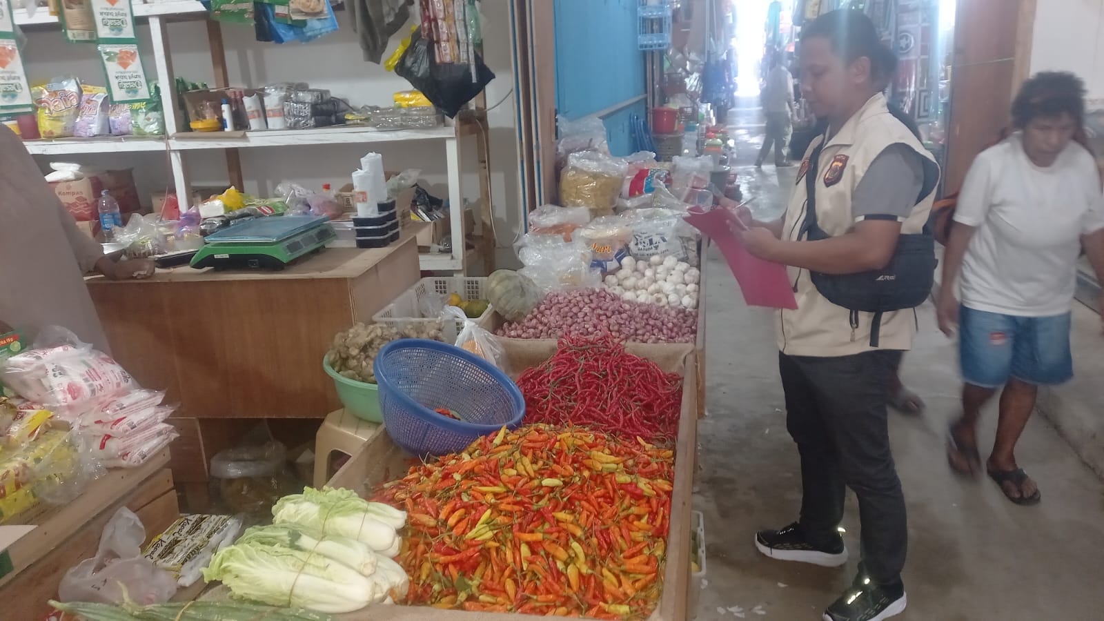 Satreskrim Polres Jayapura Lakukan Pengecekan Harga Sembako di Retail Modern dan Pasar Tradisional