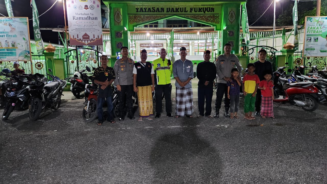 Personel Polres Kep. Yapen Amankan Sholat Tarawih dan Witir 1447 H di Masjid Darul Furqon