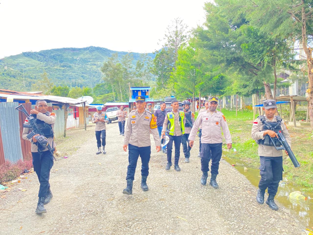 Memasuki Hari Ke – 11 Di Bulan Suci, Polres Tolikara Ciptakan Rasa Aman Masyarakat Lewat Patroli Jalan Kaki